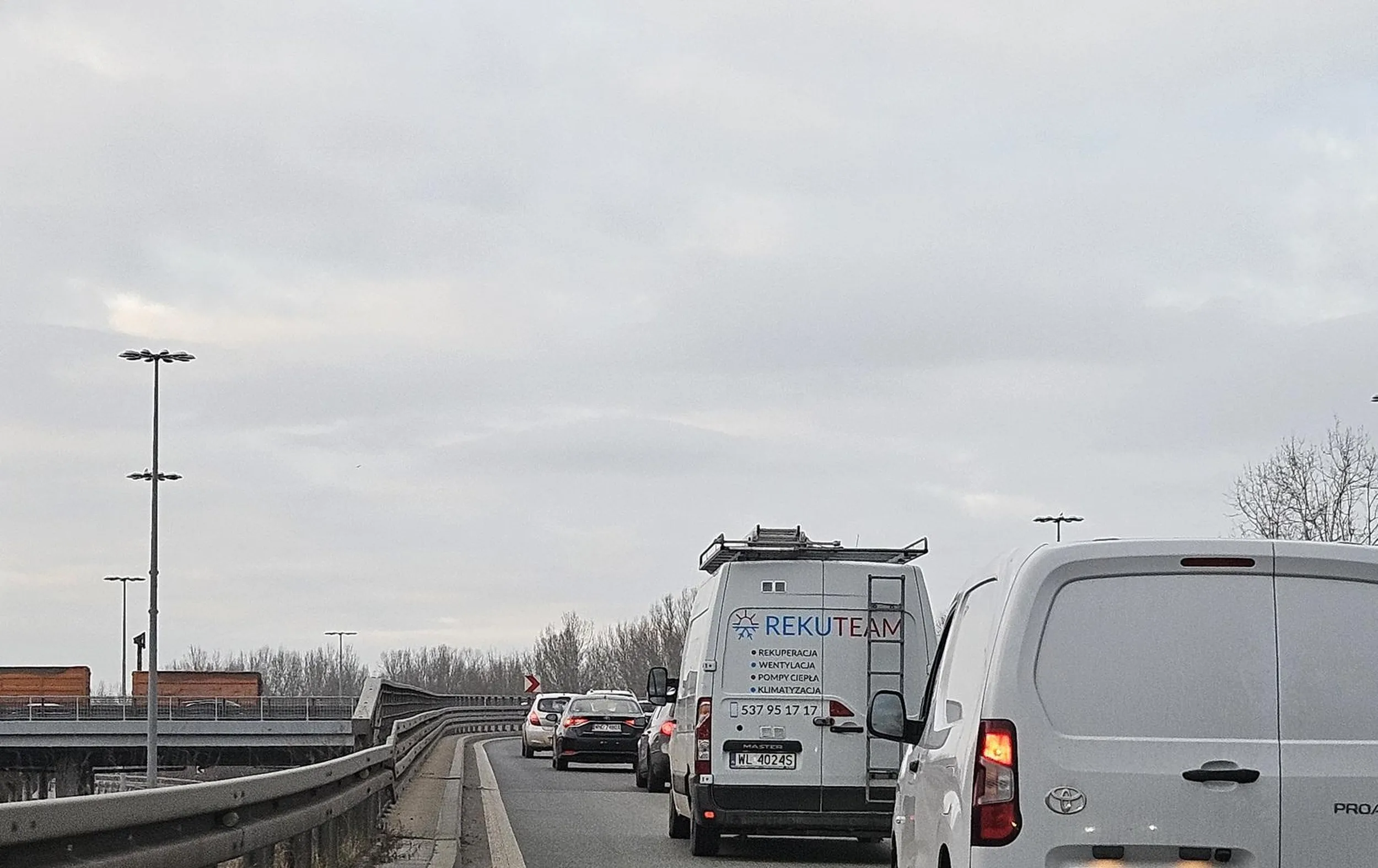 Brak słów... nie ma to jak zajechać komuś drogę, bo przecież król jedzie dyliżansem... trochę refleksu, mocne hamowanko i już jest miejsce dla księciunia. No cóż, zwykły cham drogowy. Dodam tylko, że już na samym moście, księciunio ledwo jechał 40 km/h.... tamując oczywiście ruch. To niech wisi na pamiątkę.