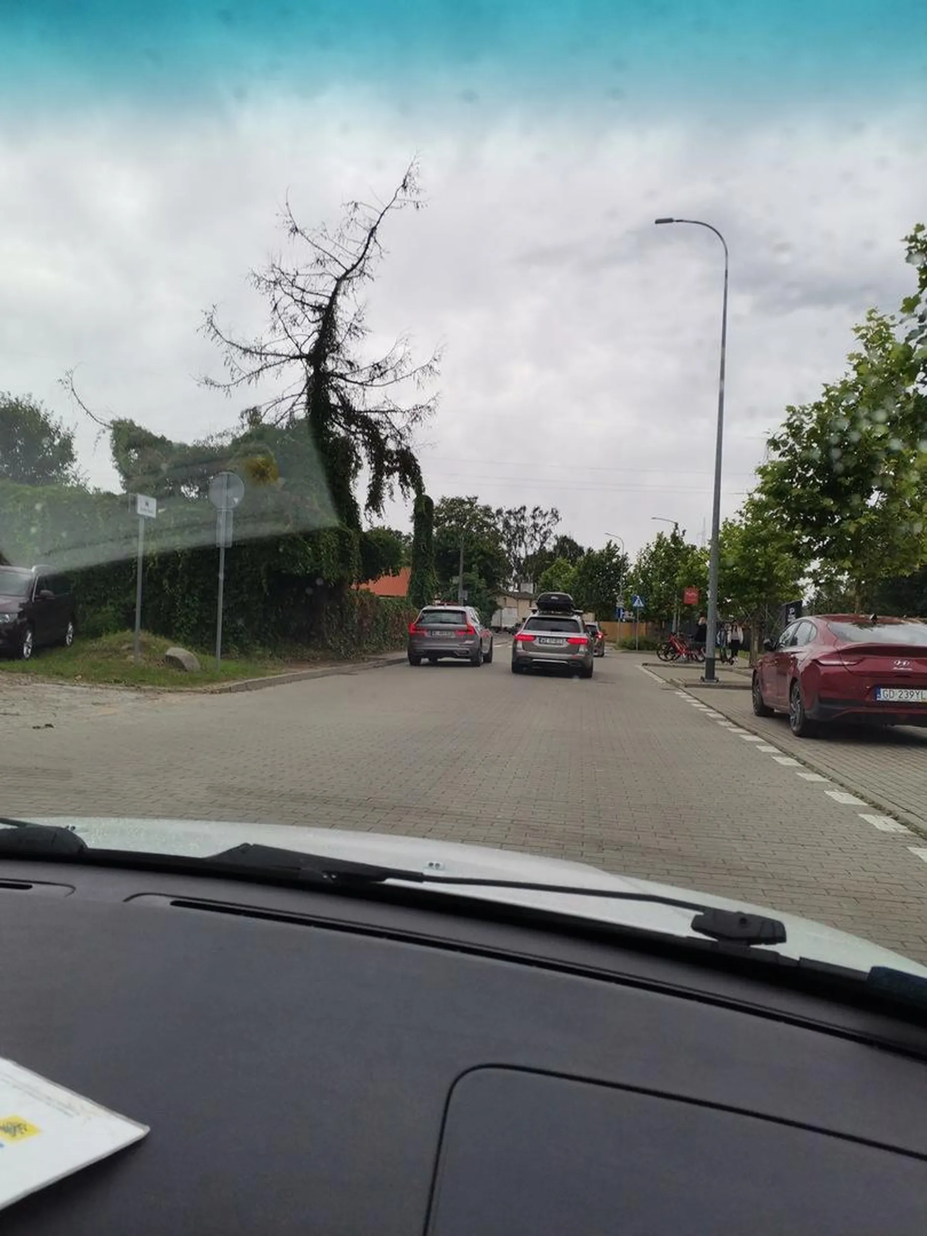 Wygrał prawo jazdy w chetosah chyba bo, wyprzedza na spocie pod prąd