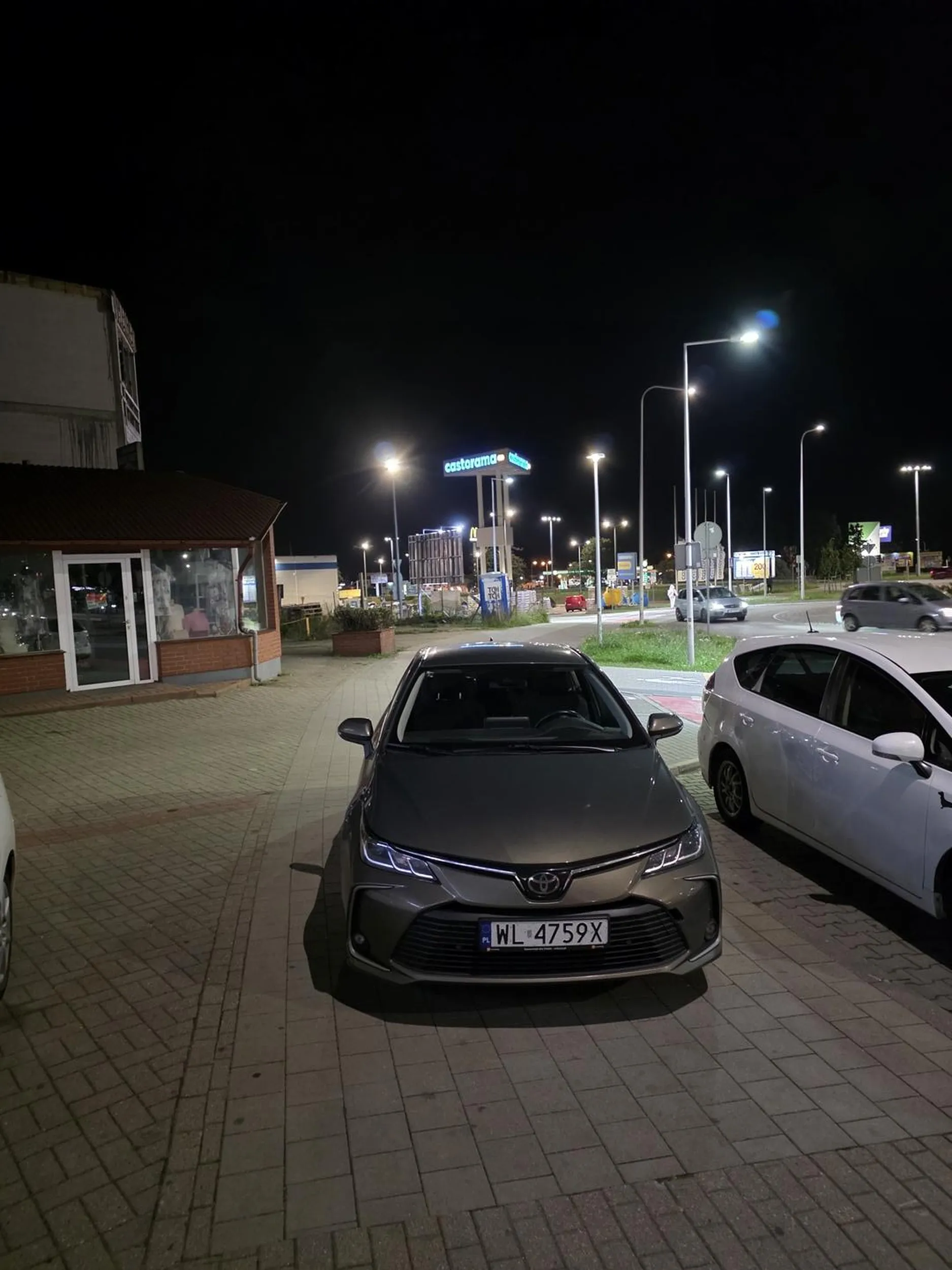 Auto zaparkowane na chodniku a baba jeszcze pretensje, że dostała naklejkę karny ku**s