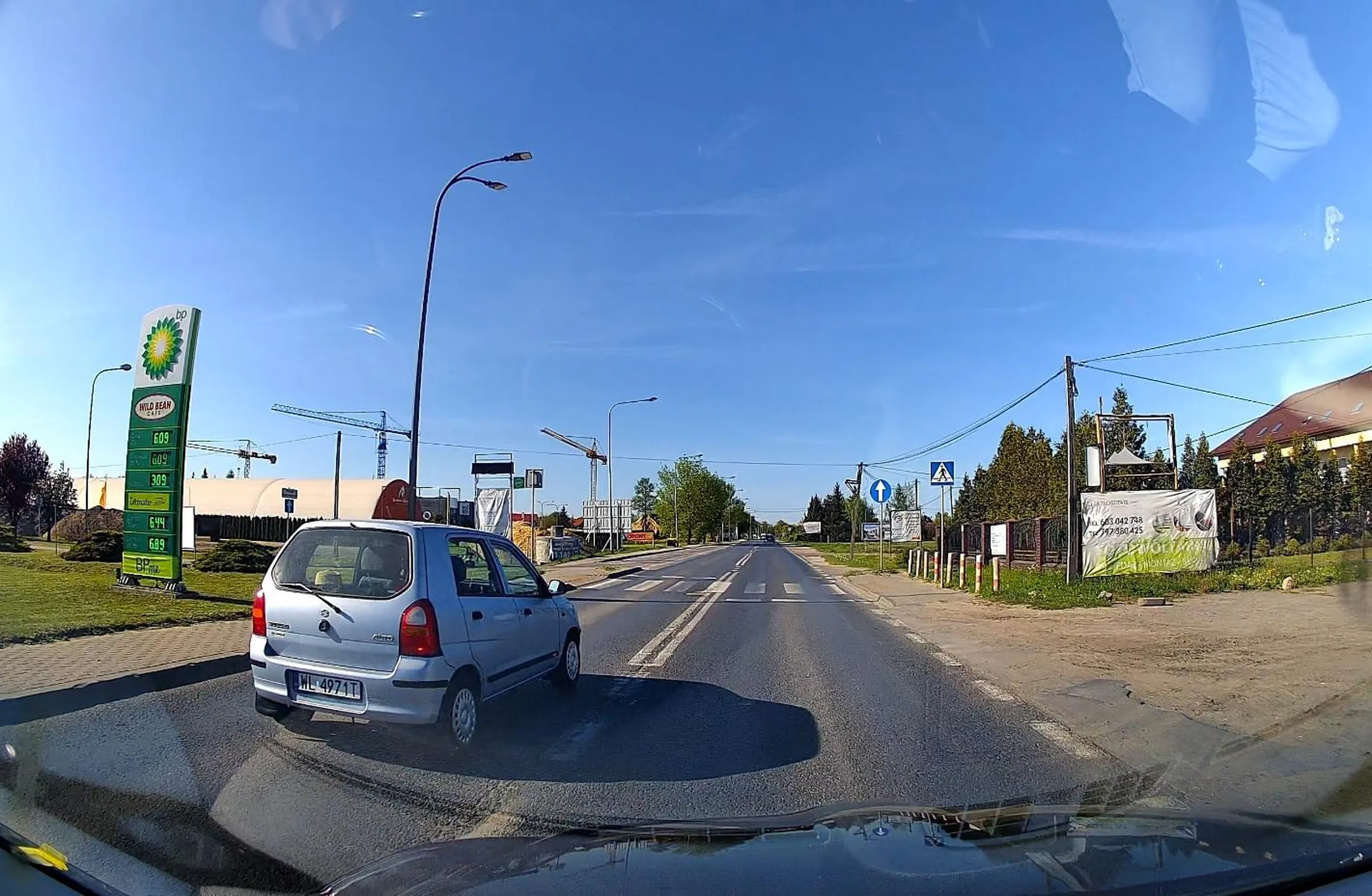 Cep wyprzedza na podwójnej ciągłej i przejsciu dla pieszych.