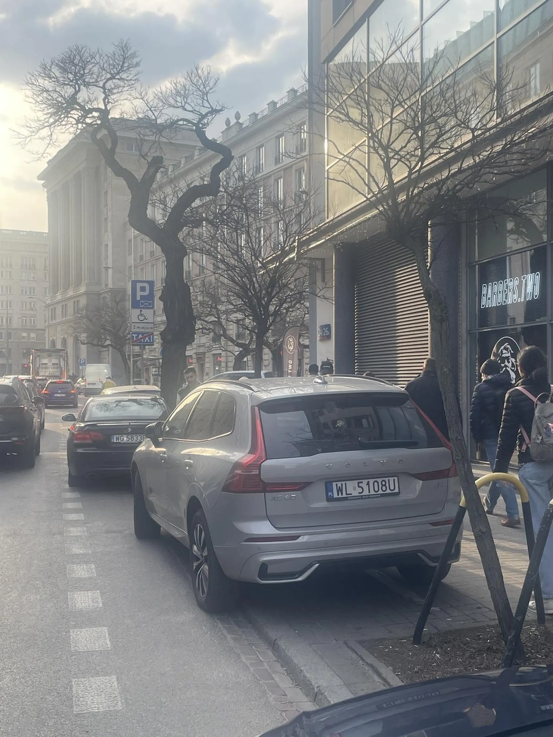 Samochód został zaparkowany na postoju dla taksowek