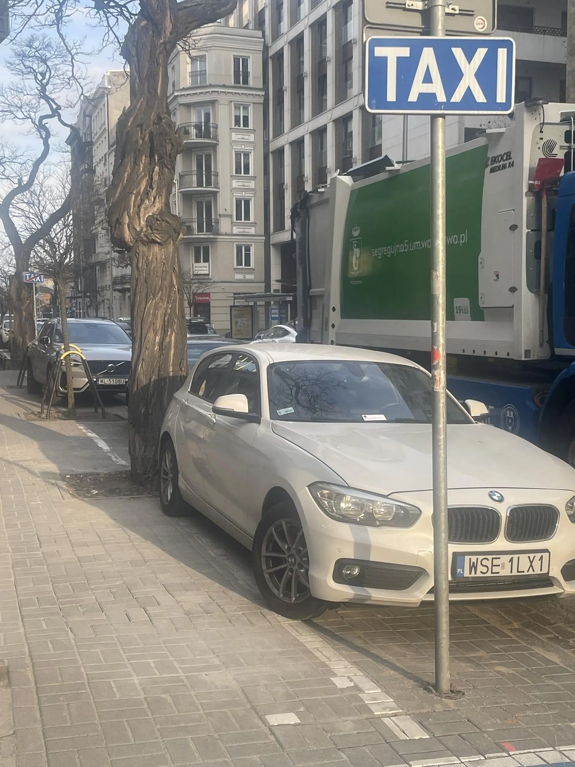 Samochód został zaparkowany na postoju dla taksowek