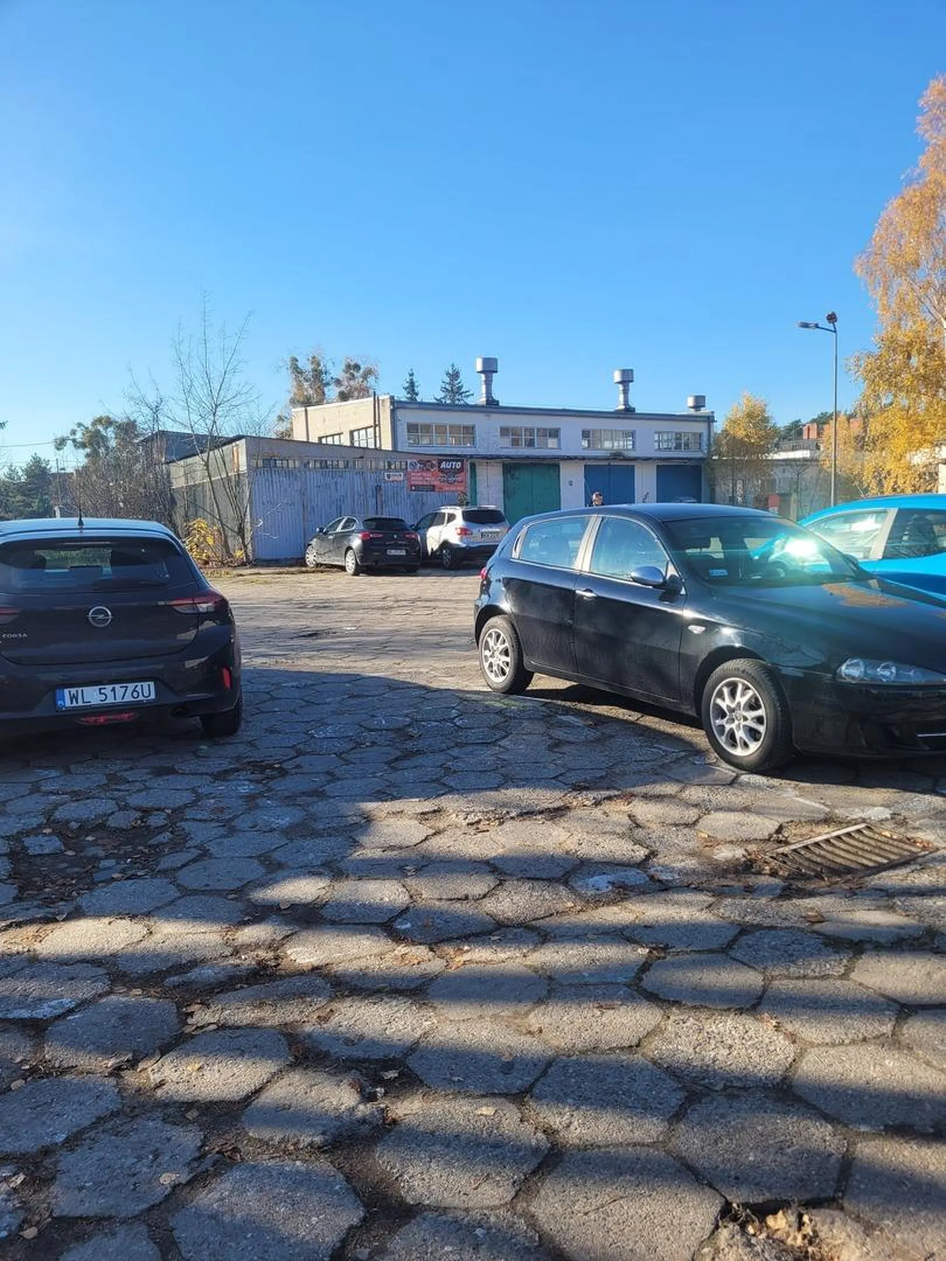 Blokuje wjazd na dalszy parking