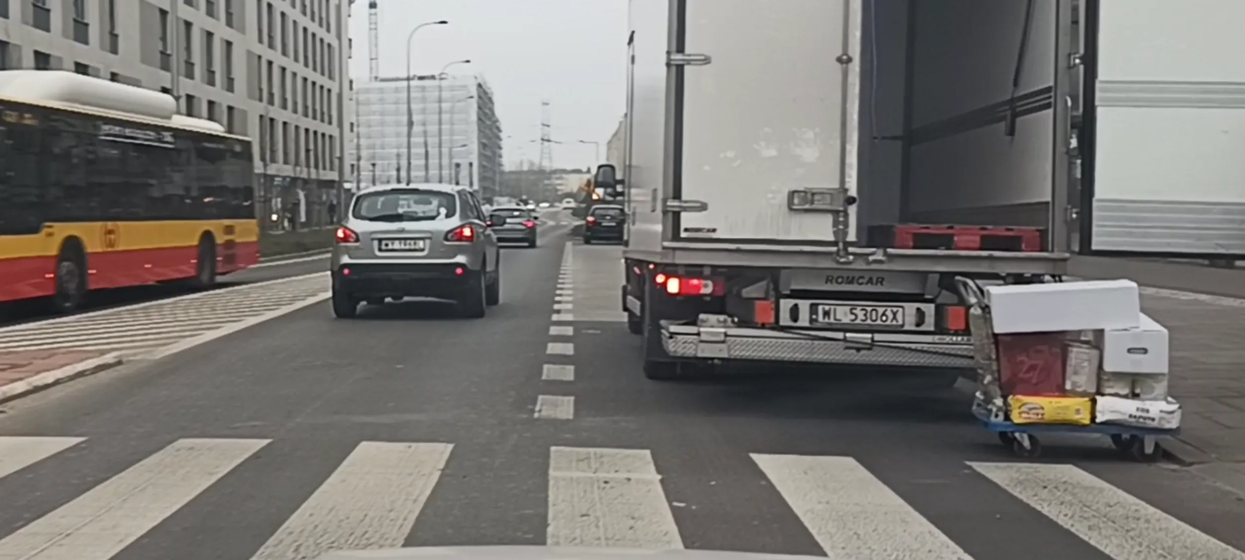 Chamskie parkowanie w zatoce autobusowej i za znakiem zakazu zatrzymywania się i postoju... Zatoka jest dla autobusu, to nie jest dok do wyładowania towaru