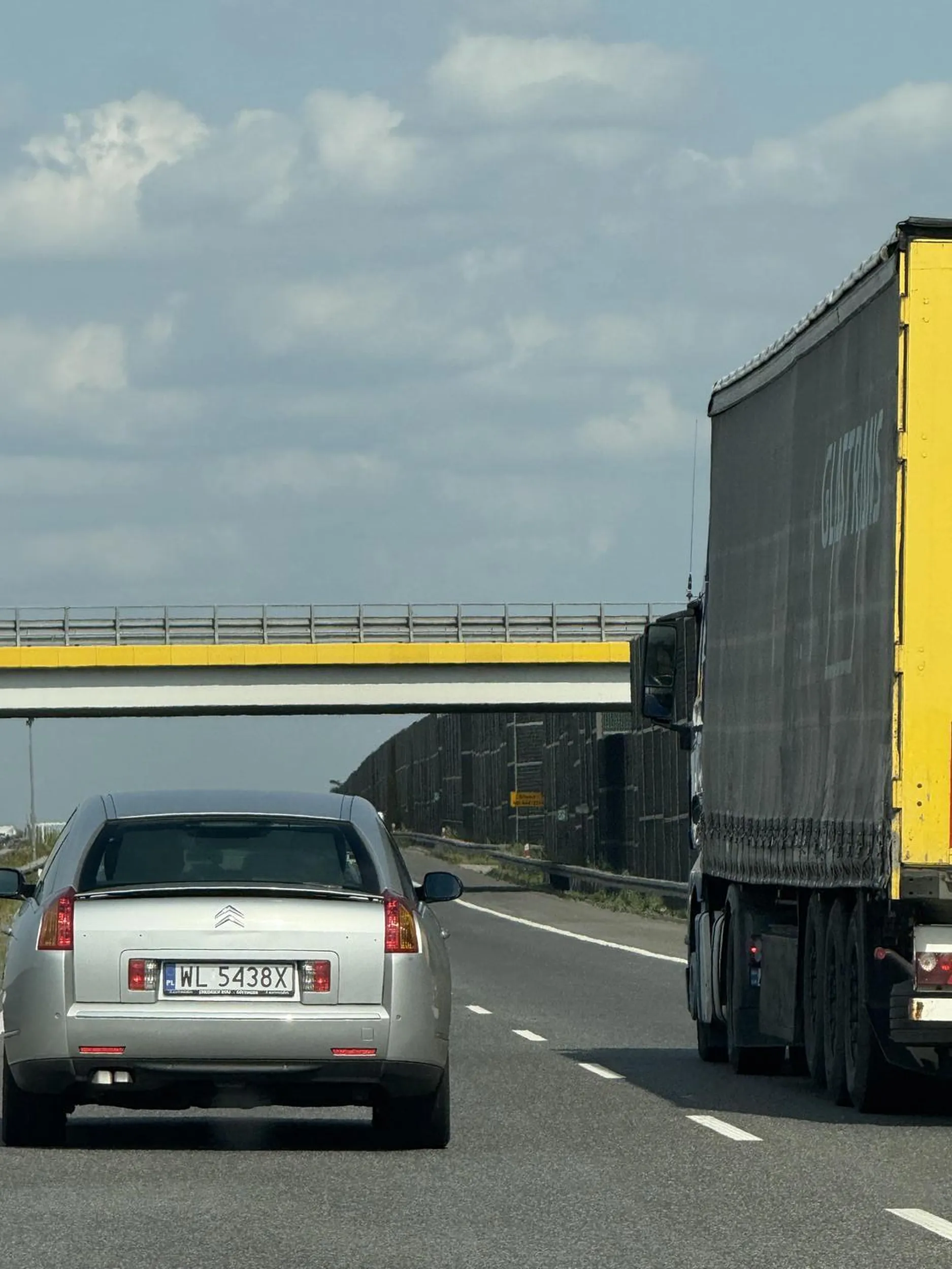 Wpycha się przed maskę, wyprzedza prawym