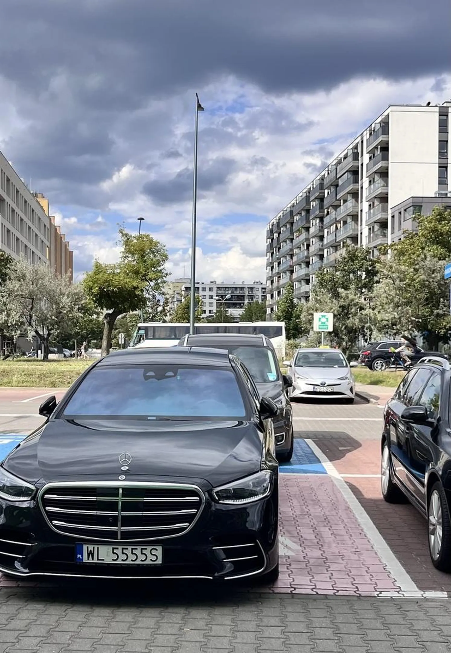 Dwóch panów w limuzynie, jednak nie wystarczająco kulturalnych, aby miejsce dla rodzin z dziećmi zostawić rodzinom z dziećmi. Wygląda na to, że są równie VIP jak ich nerki Valentino.