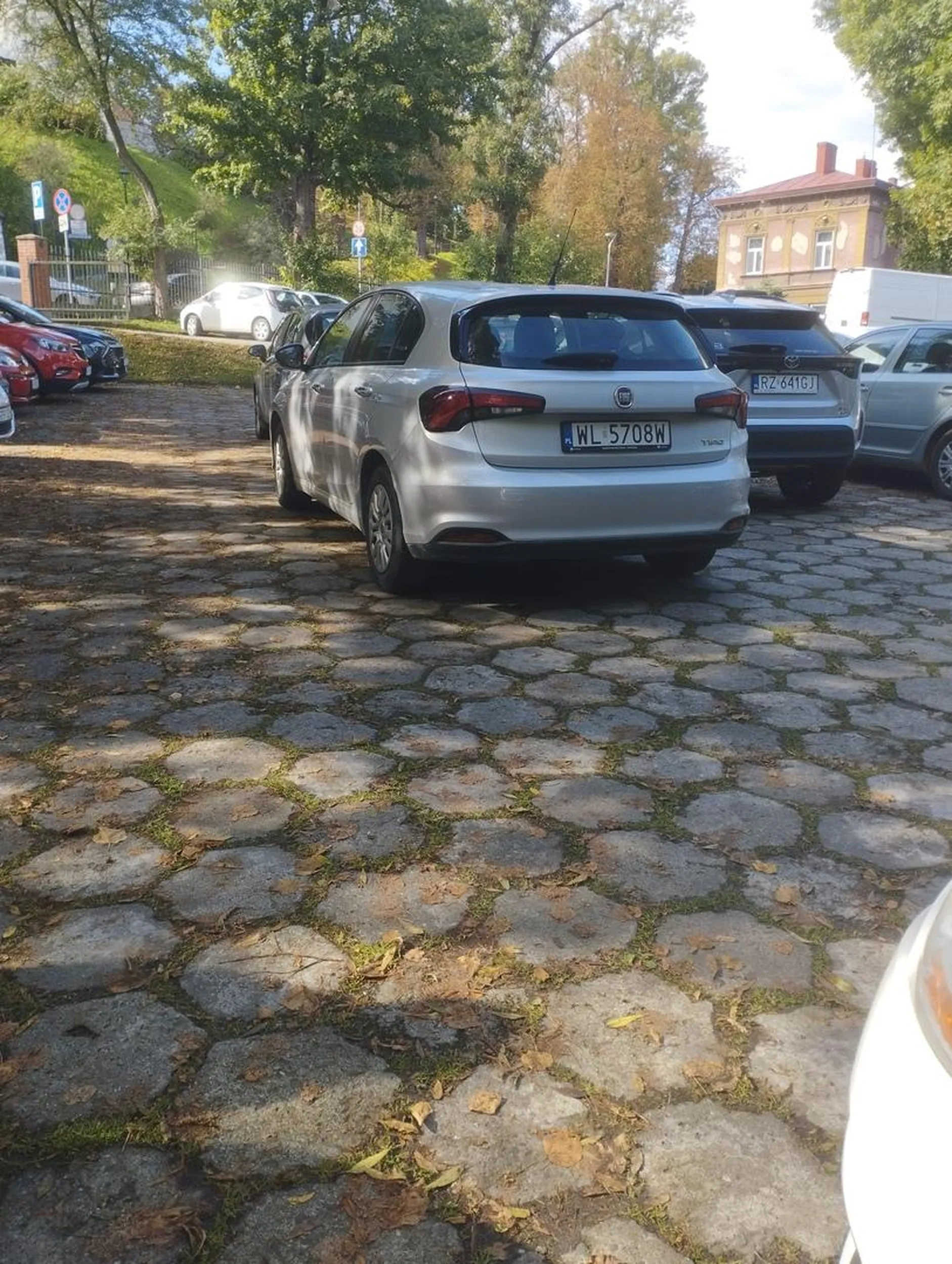 Drogo kierowcowco pasowało by popracować nad parkowaniem  zostawiłeś samochody w Przemyślu na ul Zamkowej