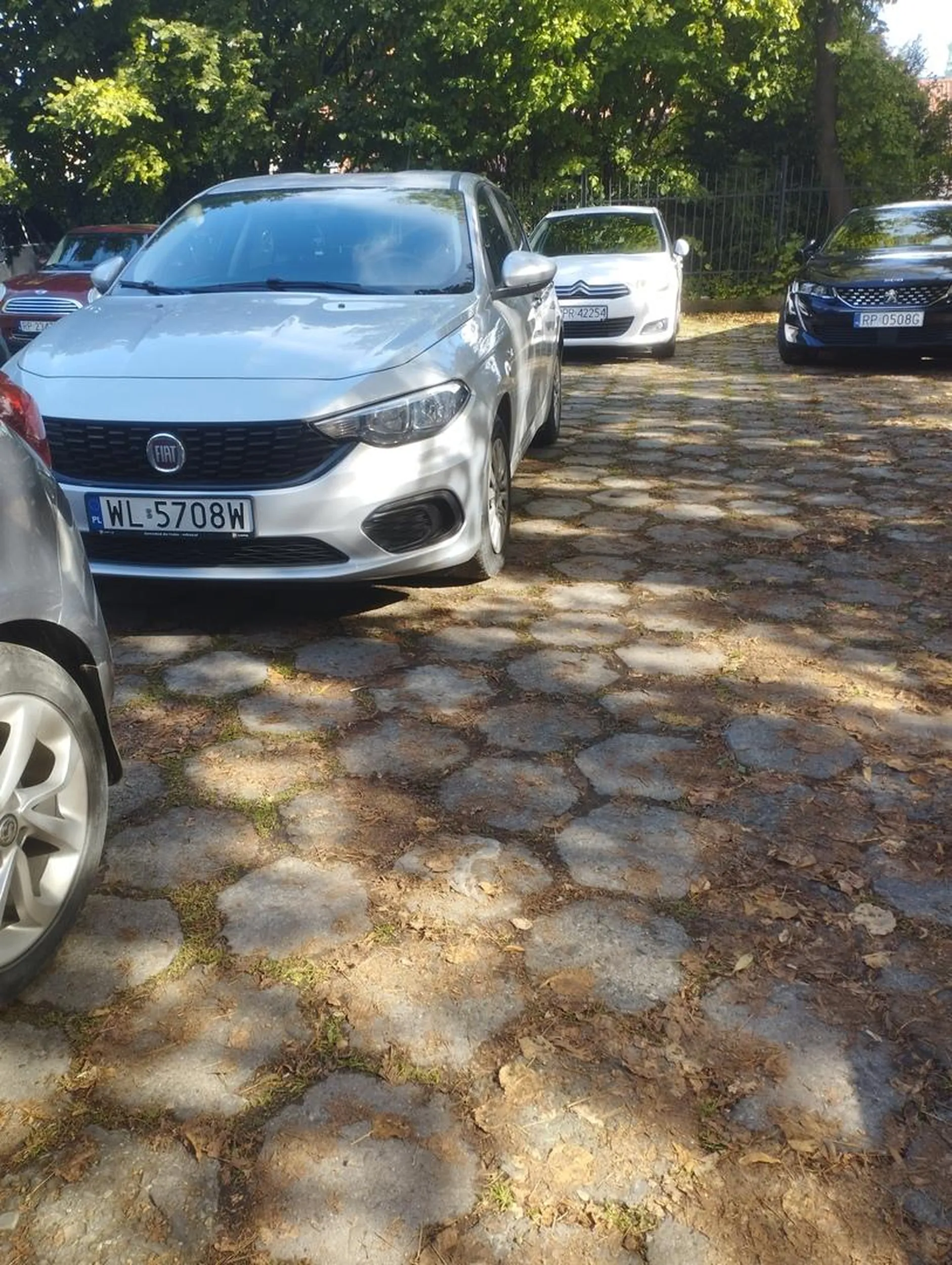 Drogo kierowcowco pasowało by popracować nad parkowaniem  zostawiłeś samochody w Przemyślu na ul Zamkowej