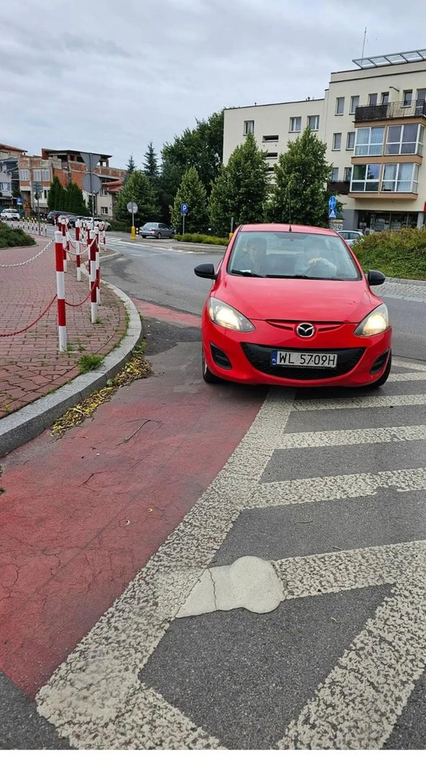 Pani ewidentnie prawo jazdy znalazła w paczce chipsów i to chyba jeszcze przed wprowadzeniem znaku B-2. Jeszcze ma czelność się wykłócać, że ten znak jej nie dotyczy. Niektórzy są odporni na wiedzę.