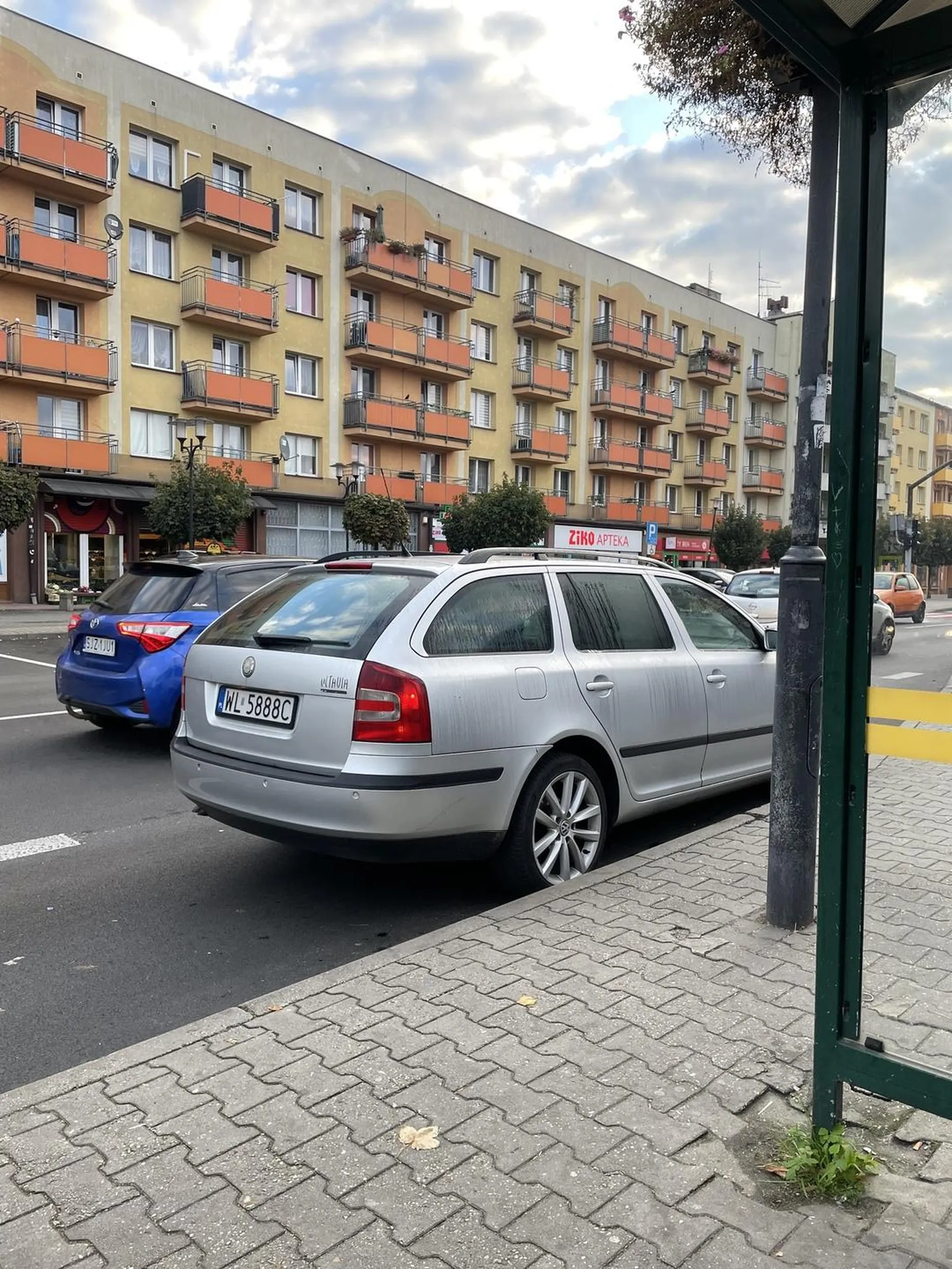 Pan ważniak w beżowym garniturze podjechał w biały dzień na przystanek autobusowy, zaparkował (nawet nie ważył się włączyć awaryjnych) i poszedł jak gdyby nigdy nic do piekarni. Nie mam pojęcia jak można być takim bucem. Zaznaczę tylko że było to o godzinie 7:30 i dosłownie wszędzie wokół były miejsca parkingowe a autobus przegubowy musiał stać całym dupskiem na ulicy gdy zajechał na przystanek