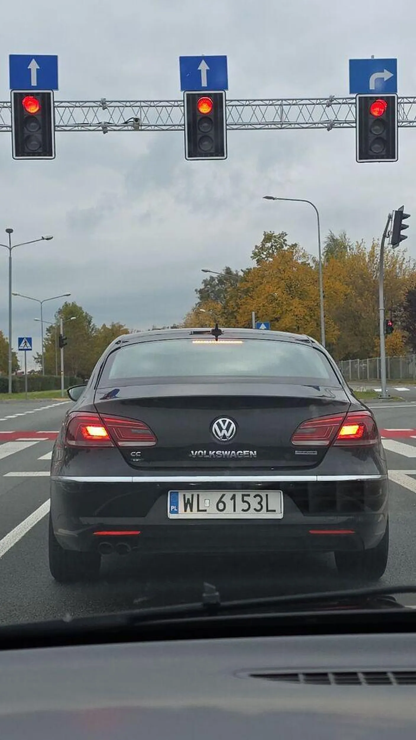 Ten napis z tyłu to Ci dziecko kleiło?