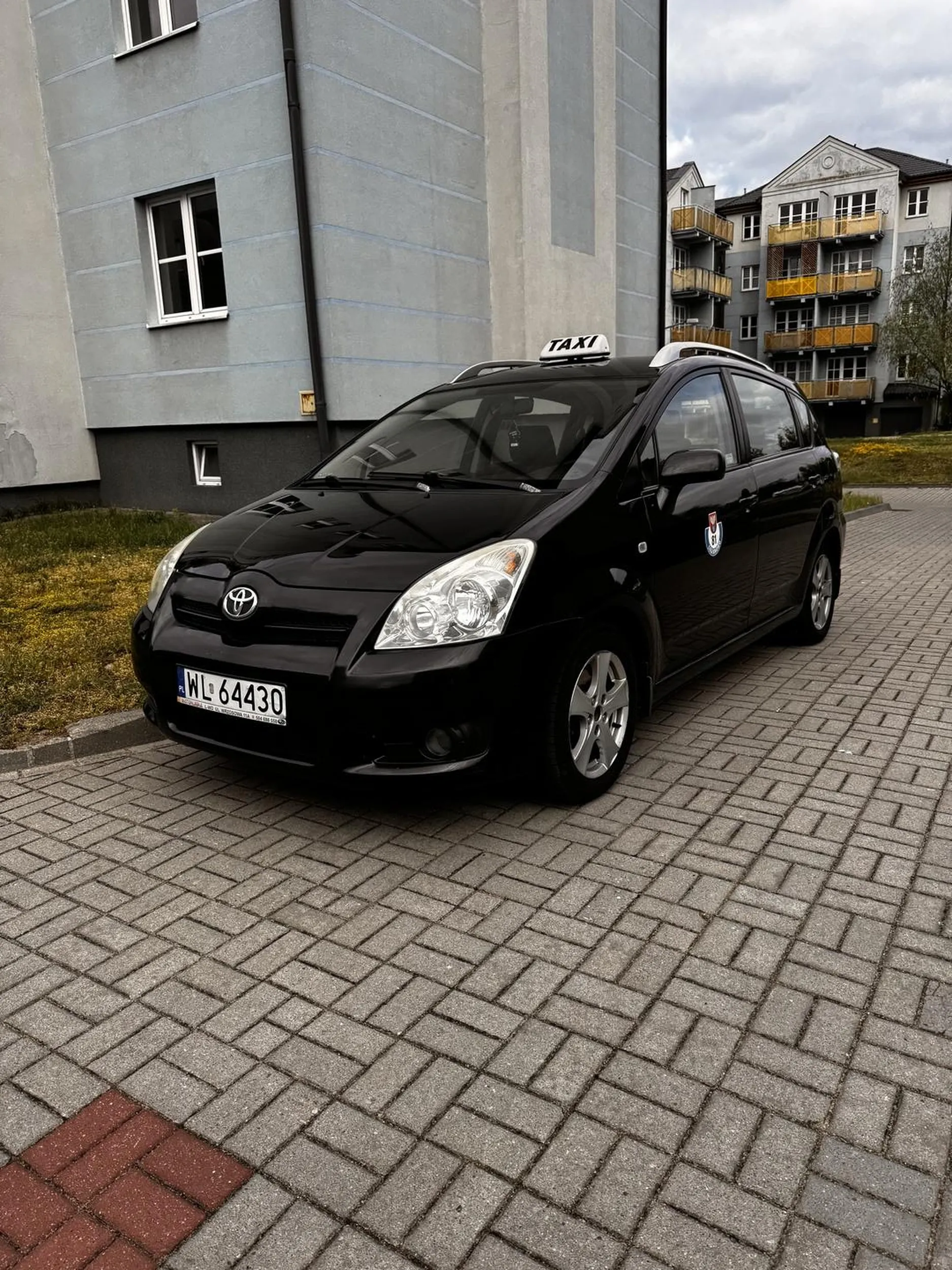 Parkuję w niedozwolonym miejscu a sam dzwoni na straż miejską że sami źle parkujemy typowy kapuś naucz się przepisów TAXI nim wyjedziesz na drogę.