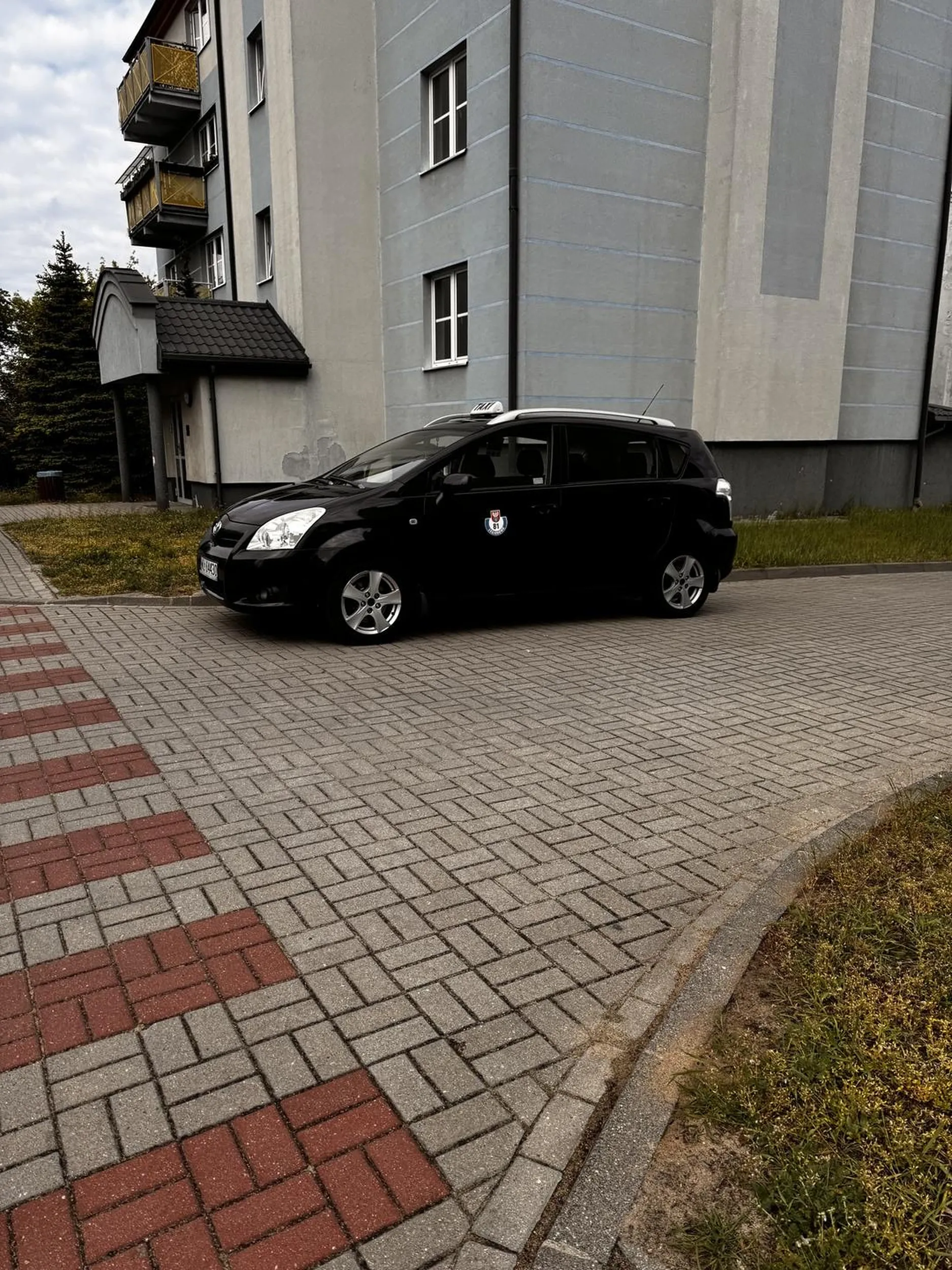 Parkuję w niedozwolonym miejscu a sam dzwoni na straż miejską że sami źle parkujemy typowy kapuś naucz się przepisów TAXI nim wyjedziesz na drogę.