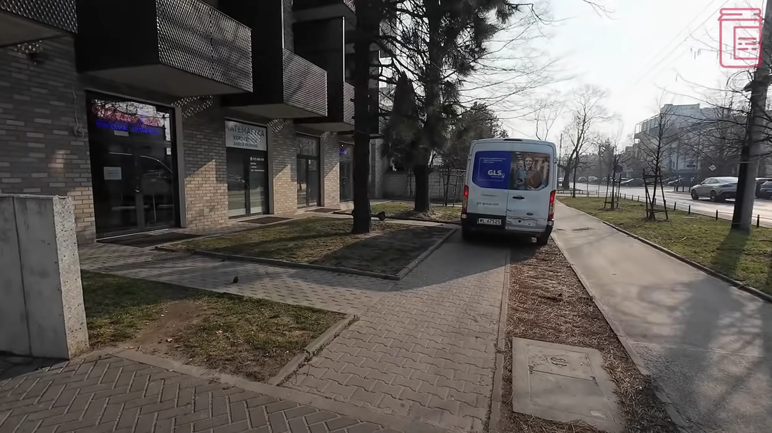 Parkuje na chodniku i trawniku. Jeździ po chodniku, trawniku i ścieżce rowerowej.