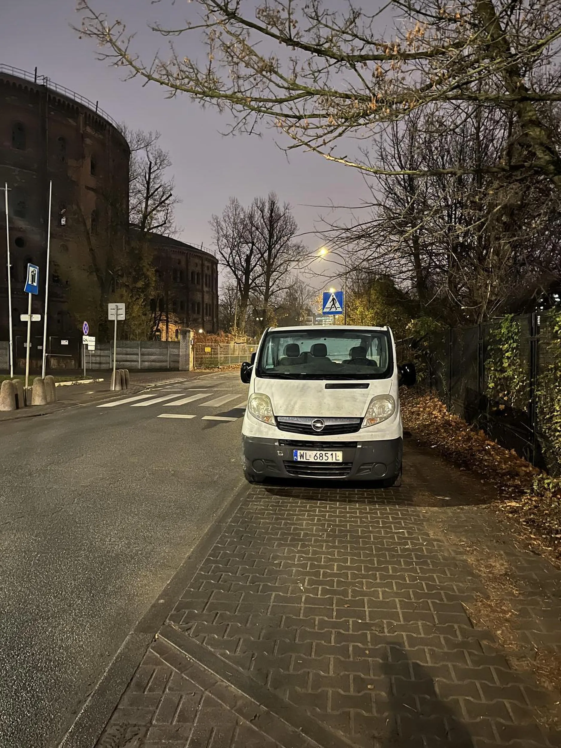 zastawia przejścia dla pieszych i chodniki