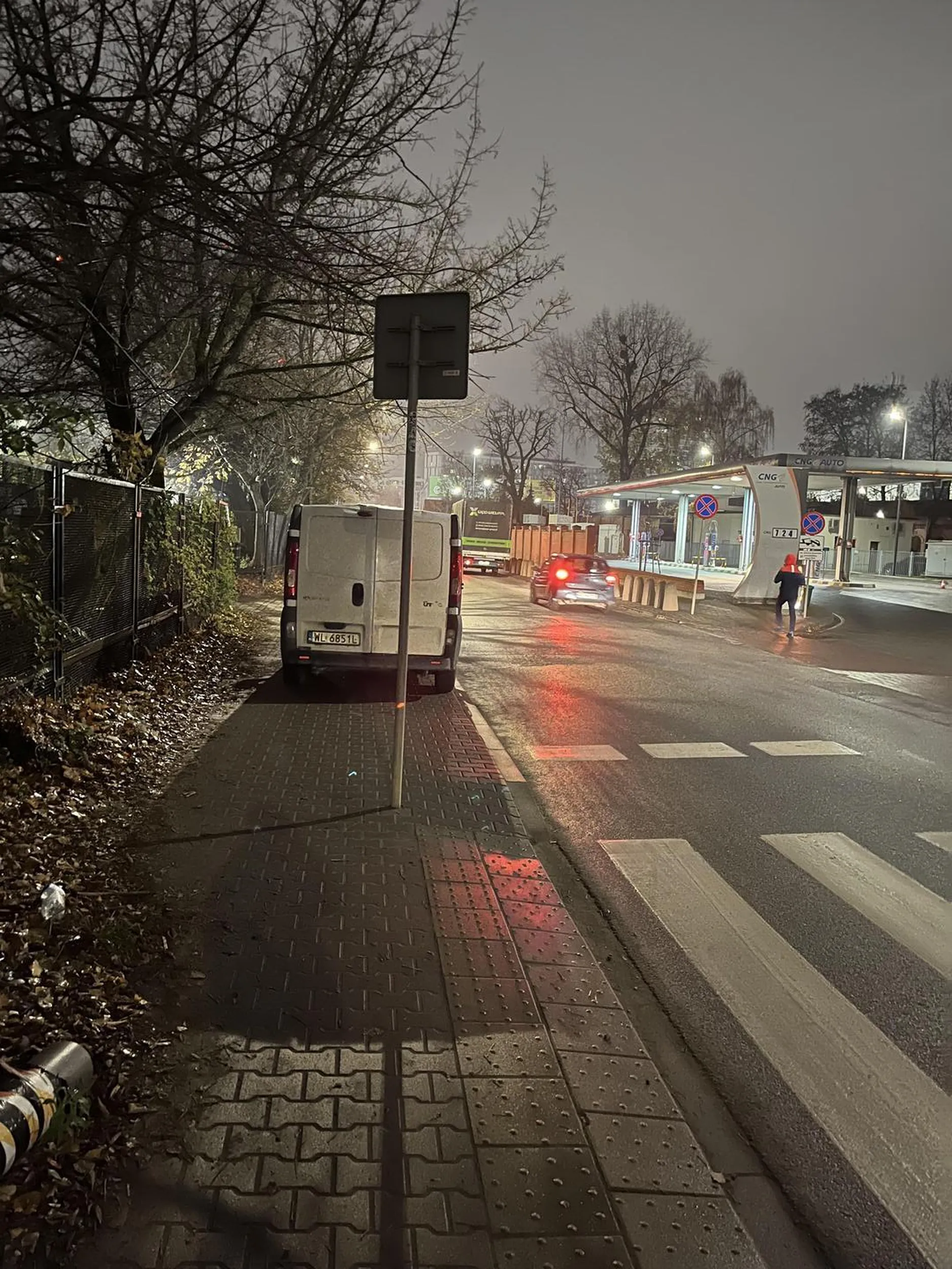 zastawia przejścia dla pieszych i chodniki