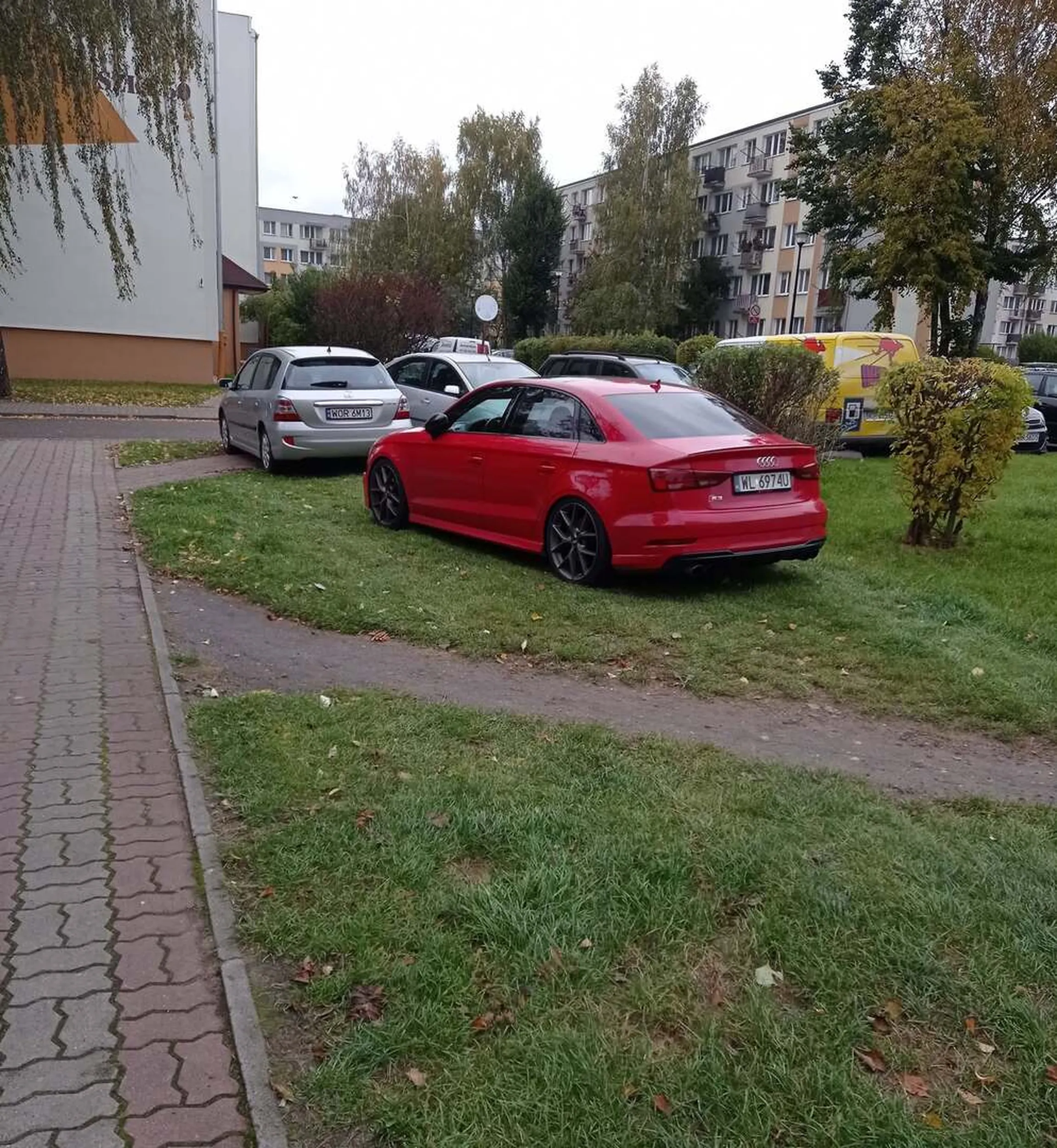 Samochód to nie krowa, a trawa to nie pastwisko. Wybambiaj na parking!