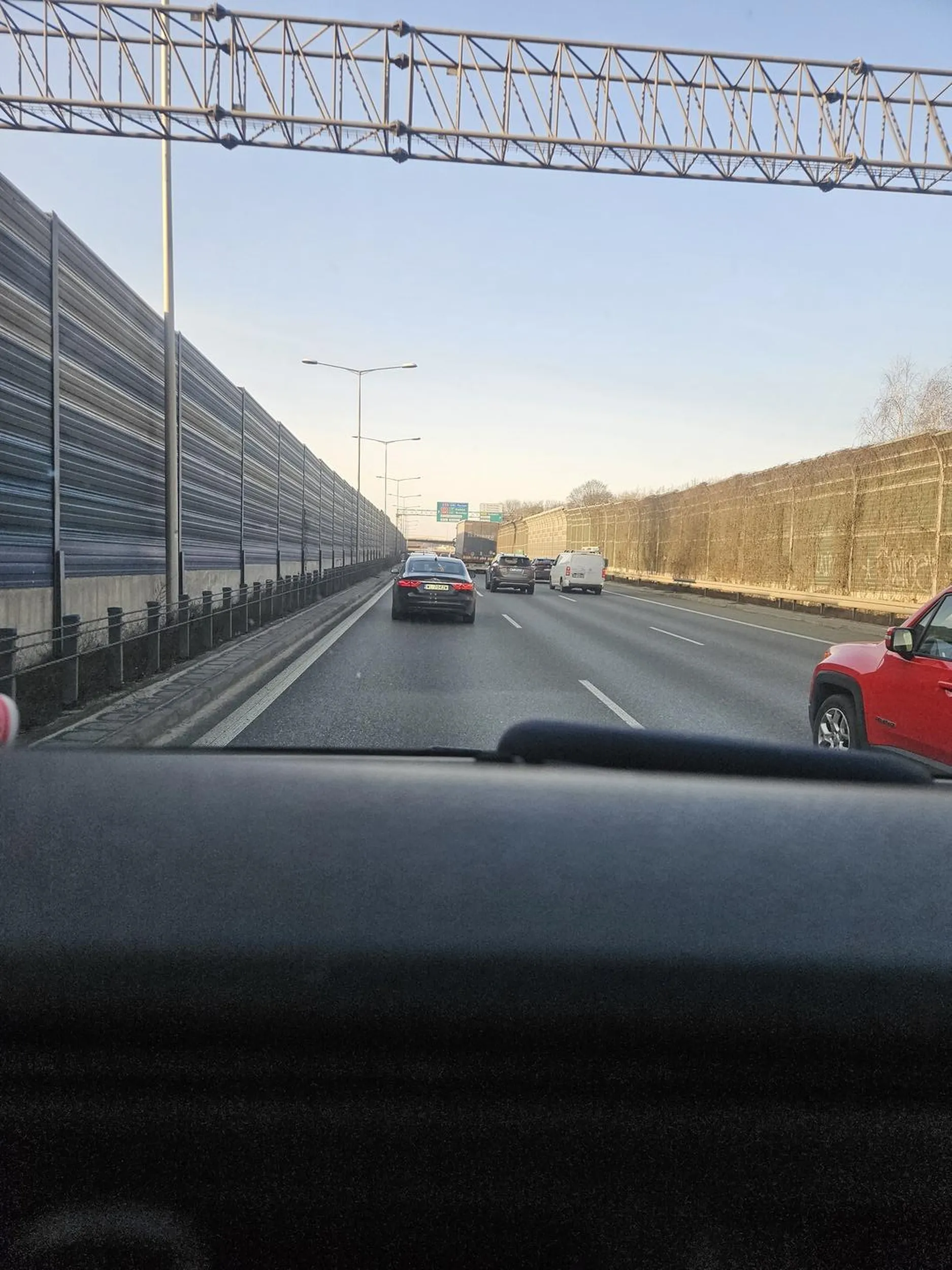 Pan z jaguar spycha z drogi i pokazuje  brzydkie gesty.  Radzę uważać  na tego chorego  kierowcę