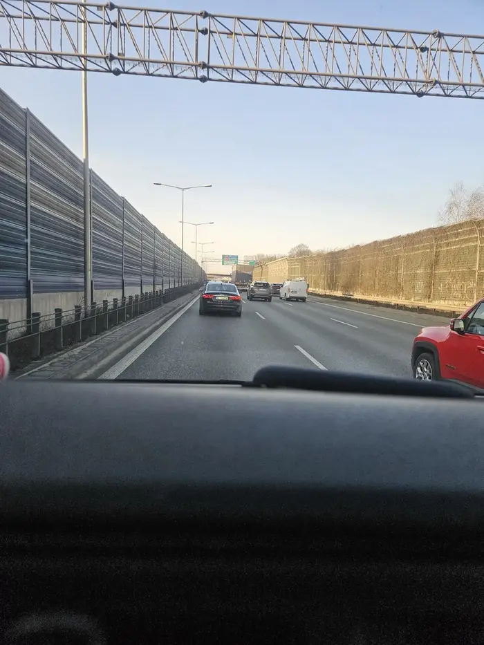 Pan z jaguar spycha z drogi i pokazuje  brzydkie gesty.  Radzę uważać  na tego chorego  kierowcę