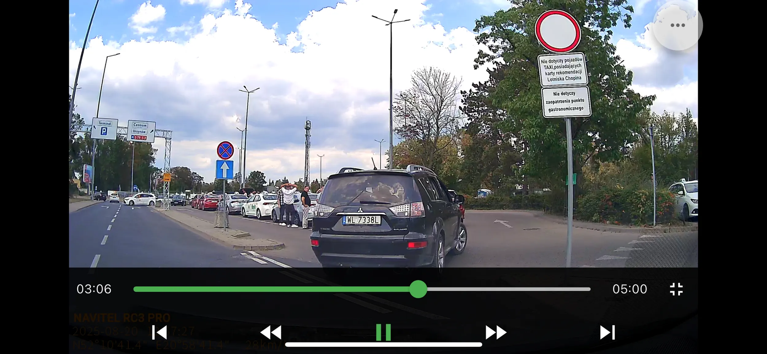 1.	Nieustąpienie pierwszeństwa – naruszenie znaku „Ustąp pierwszeństwa przejazdu”. 2.	Parkowanie na miejscu przeznaczonym dla taksówek na lotnisku.