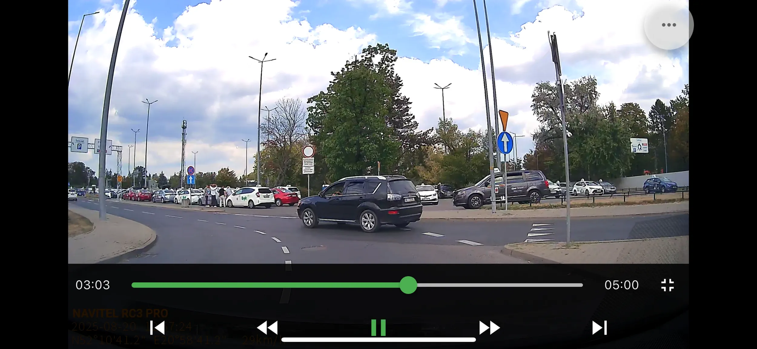 1.	Nieustąpienie pierwszeństwa – naruszenie znaku „Ustąp pierwszeństwa przejazdu”. 2.	Parkowanie na miejscu przeznaczonym dla taksówek na lotnisku.