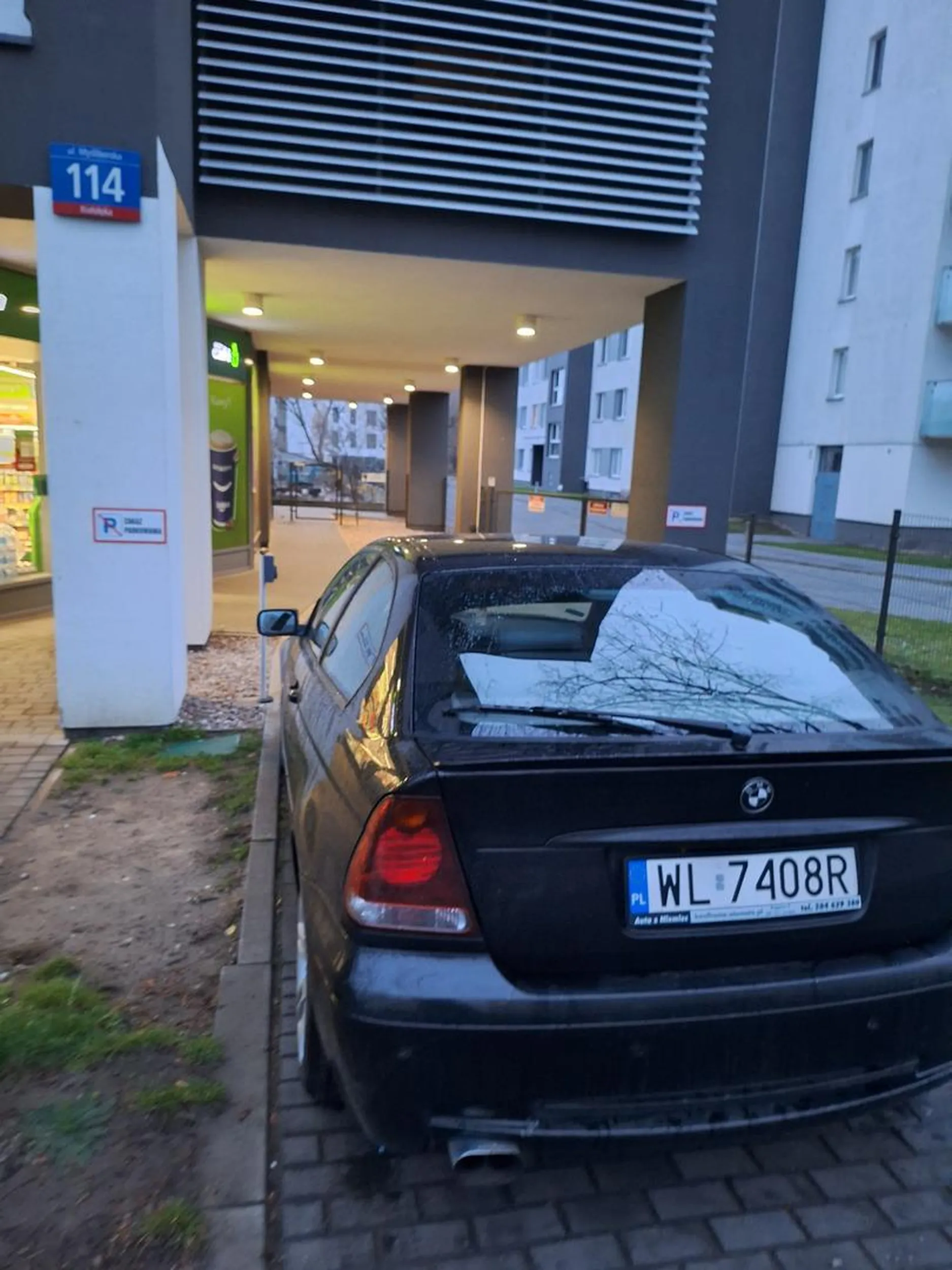 Nie potrafi czytac i parkuje na zakazie bo mu sie spieszy do Żabki.