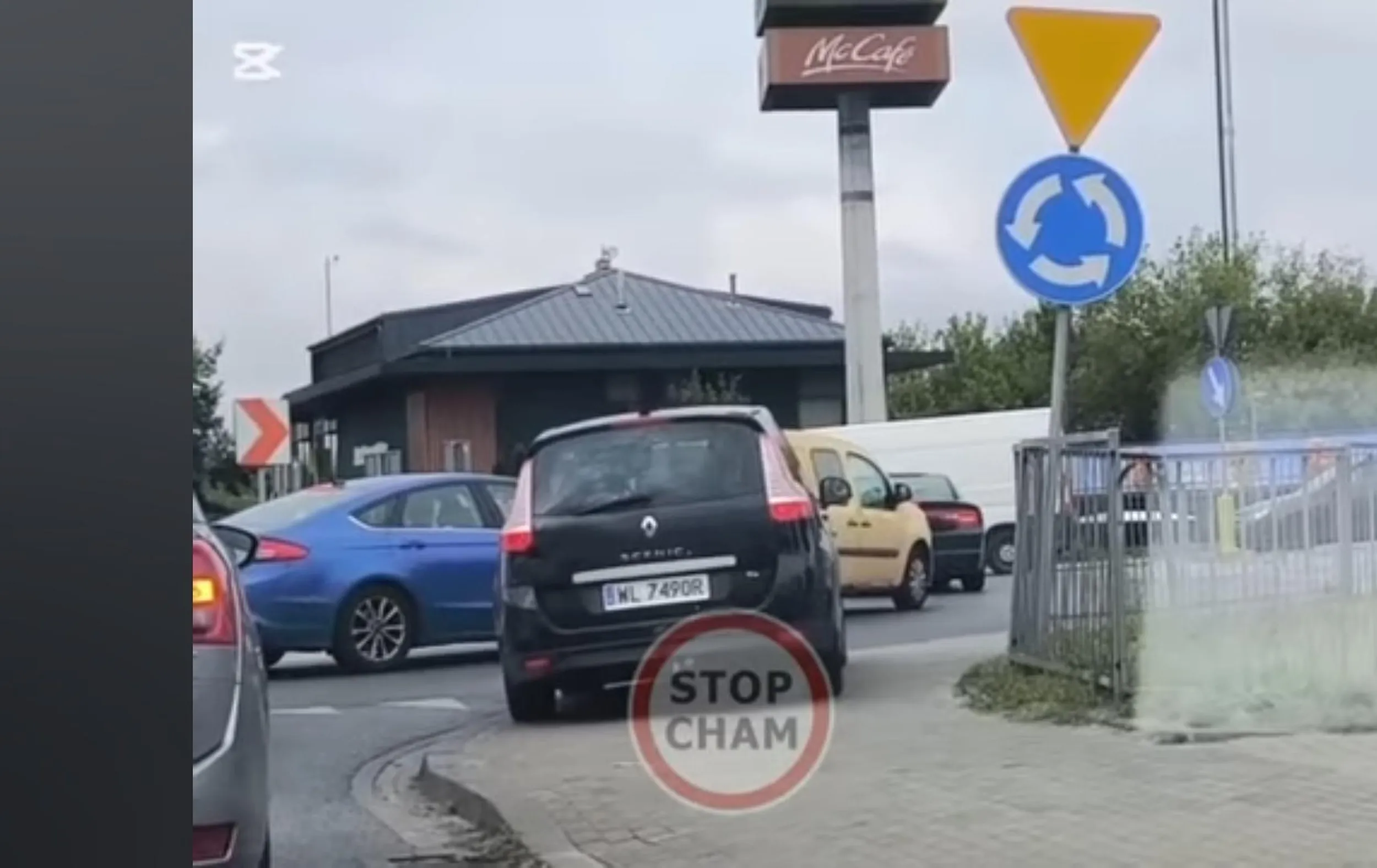 Piękna jazda wzdłuż po chodniku