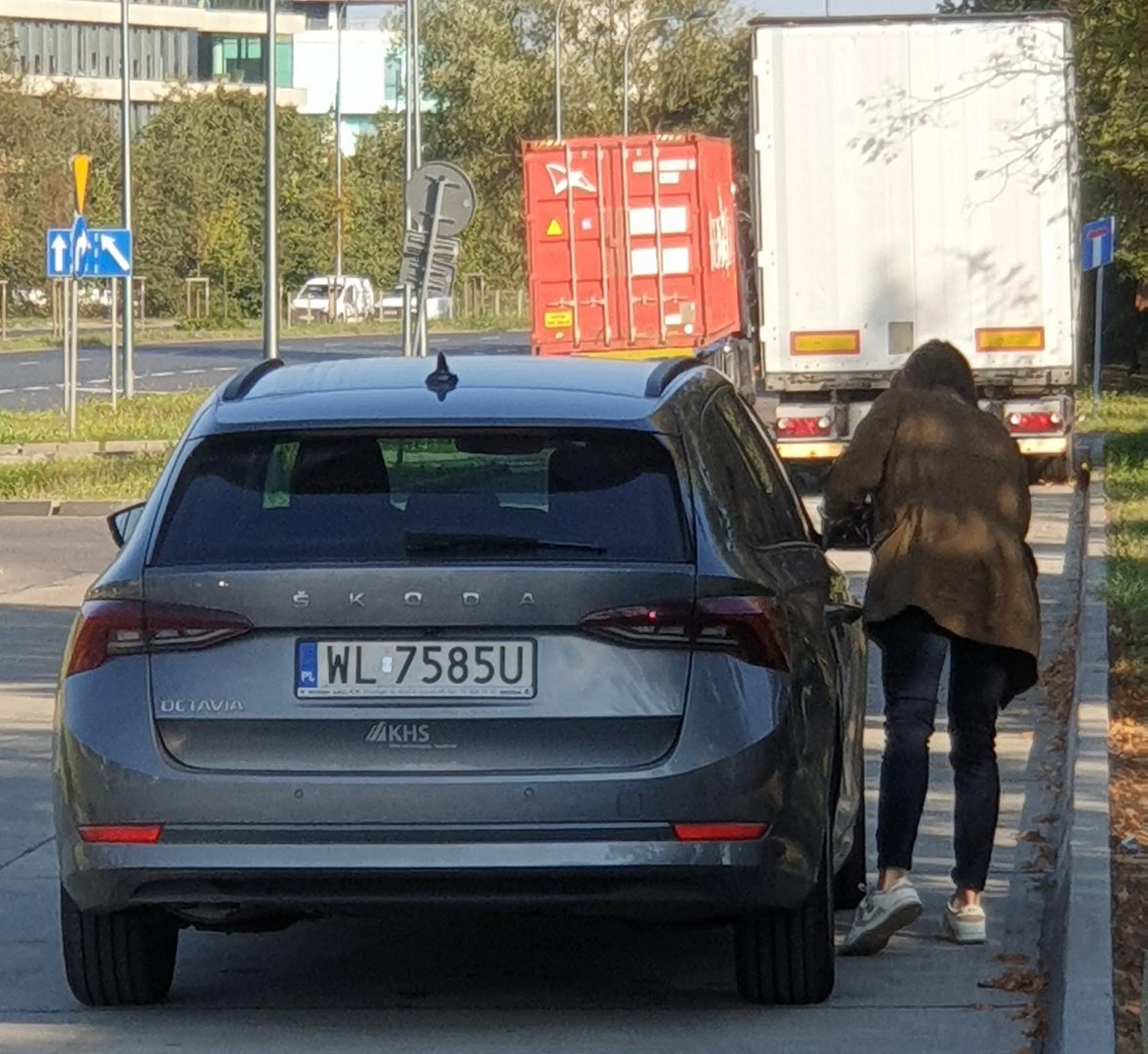 Wilanow, serwisowa Powsińskiej: obtarła naczepę zielonego Actrosa WWL 8***P lusterkiem i odjechała z miejsca zdarzenia