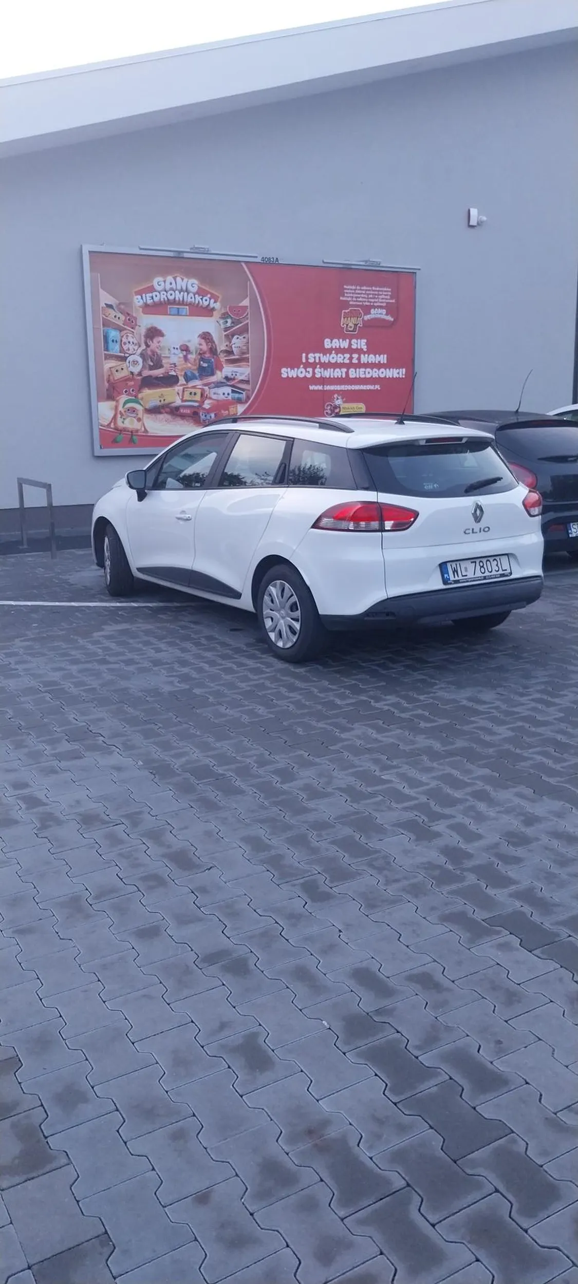 Geniusz parkowania. Ciekawe z jakich chipsów prawko wyjął.