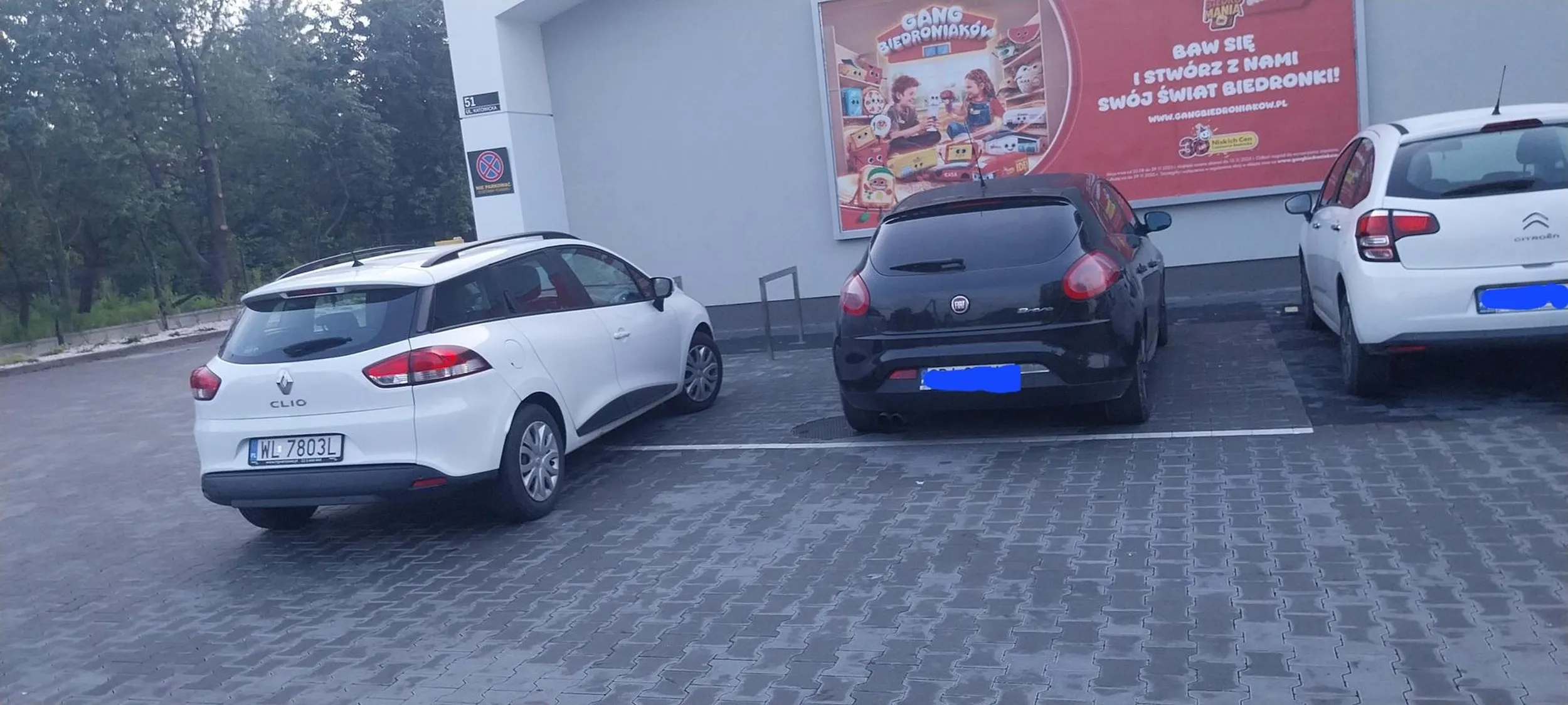 Geniusz parkowania. Ciekawe z jakich chipsów prawko wyjął.