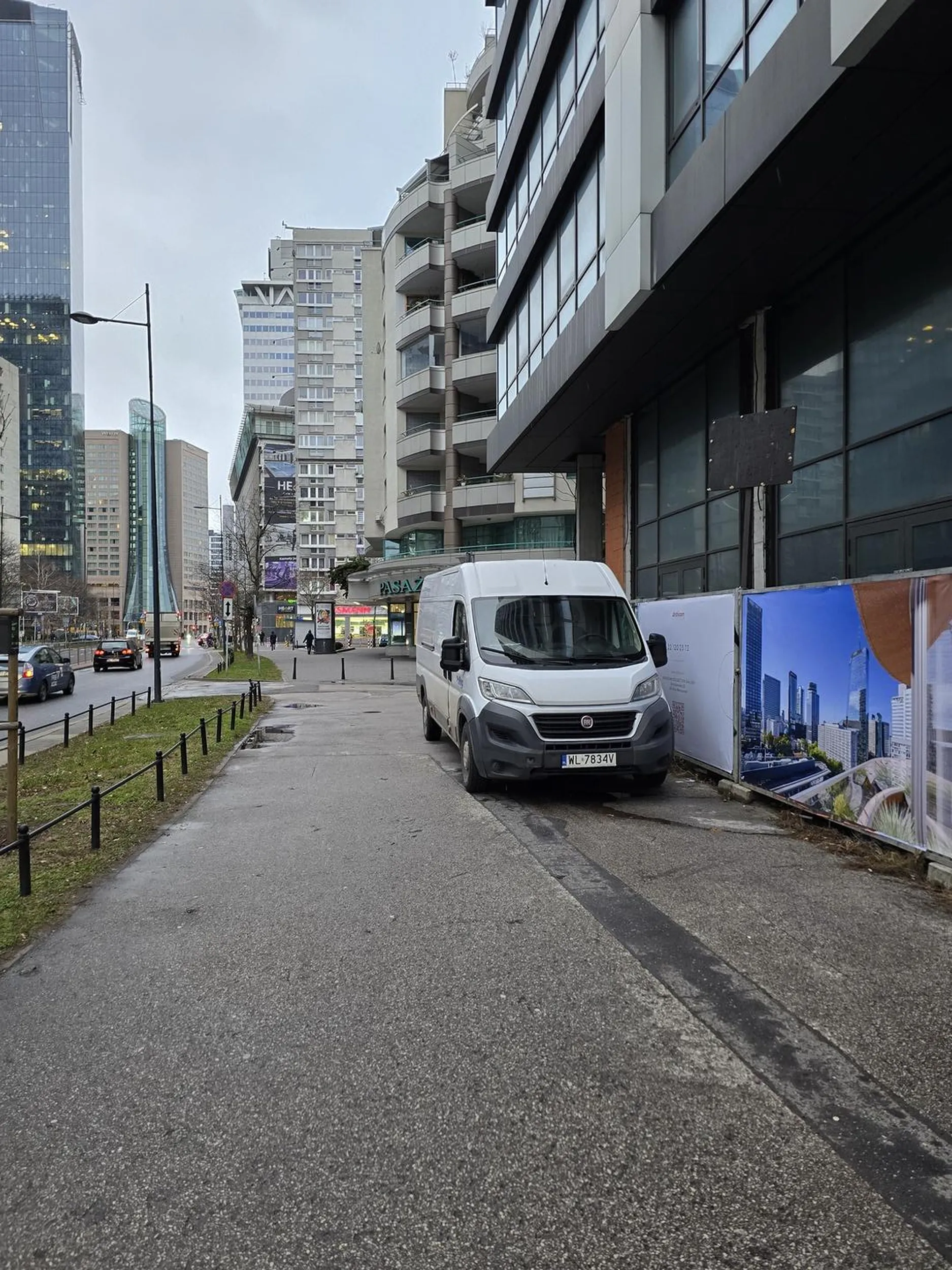 Święta krowa parkuje na chodniku samochodem przekraczającym 2.5T