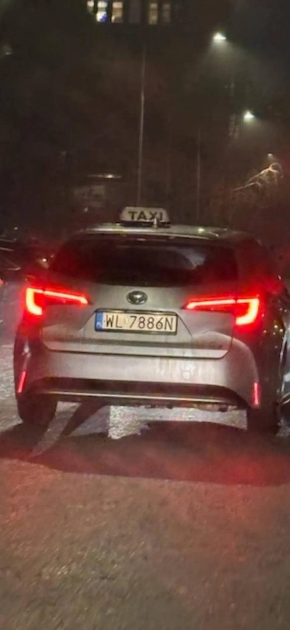 ? UWAGA – POSZUKIWANY TAKSÓWKARZ ? Dziś doszło do uszkodzenia mojego samochodu przez taksówkarza, który po kolizji odjechał z miejsca zdarzenia, nie zostawiając żadnych danych i nie ponosząc odpowiedzialności. Informuję jasno: mam zdjęcia oraz nagrania z kamer, na których widać pojazd, przebieg zdarzenia oraz moment ucieczki. Jeśli kierowca nie skontaktuje się ze mną w celu polubownego załatwienia sprawy, materiały zostaną przekazane na policję i do odpowiednich instytucji. Ucieczka z miejsca kolizji to nie „spryt”, tylko poważne naruszenie prawa. Proszę o udostępnienia – może ktoś rozpoznaje samochód lub kierowcę.
