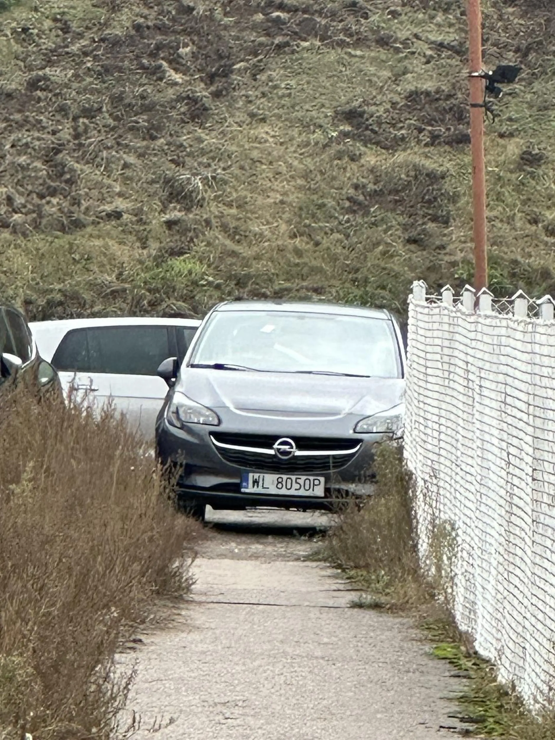 Sory za kibolska wlepe ale nie miałem kutasa, wystarczy nie parkować na chodniku aby takiej nie dostać