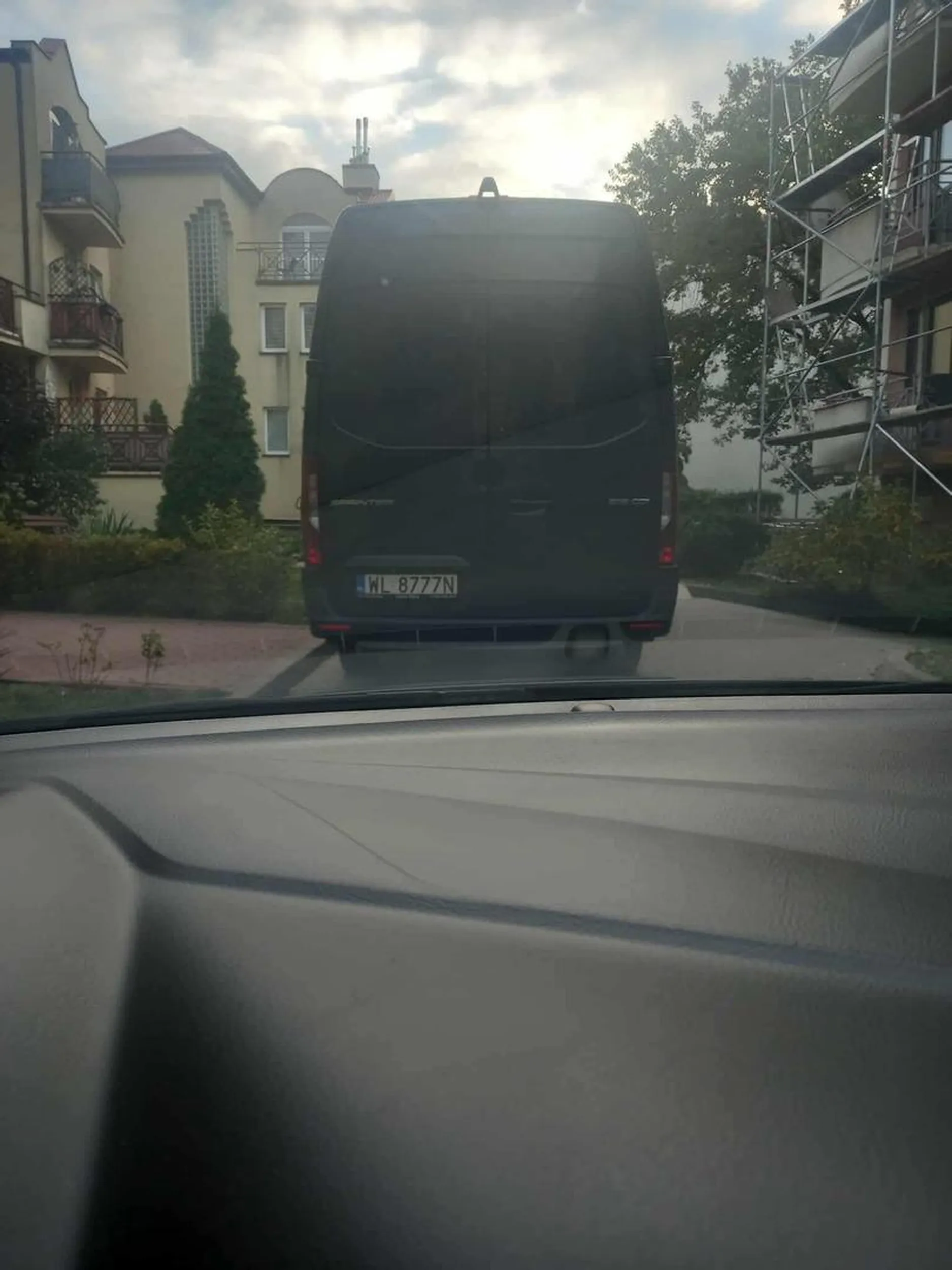 Chlop od 30min blokuje mi wjazd dl garaz naparwde to jest skandal kiedy zmeczony po pracy musze jescze 30min czekac na wolny garz