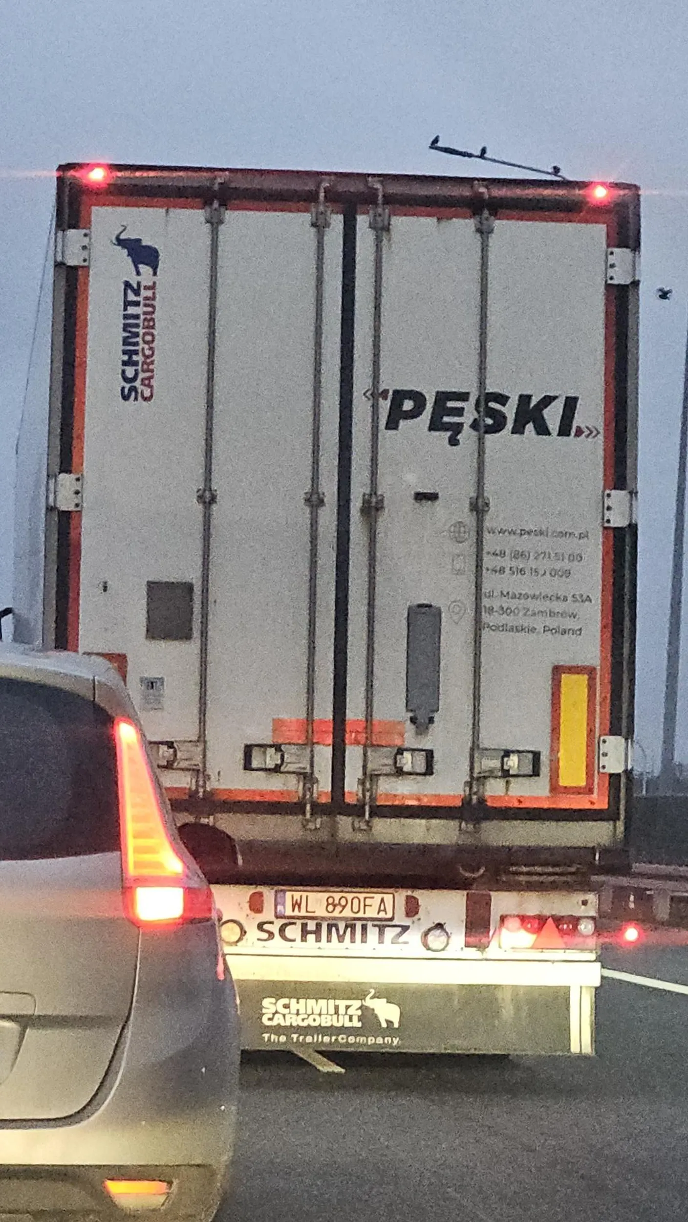 Samozwańczy szeryf drogowy blokuję drogę przed zwężeniem na drodze ekspresowej