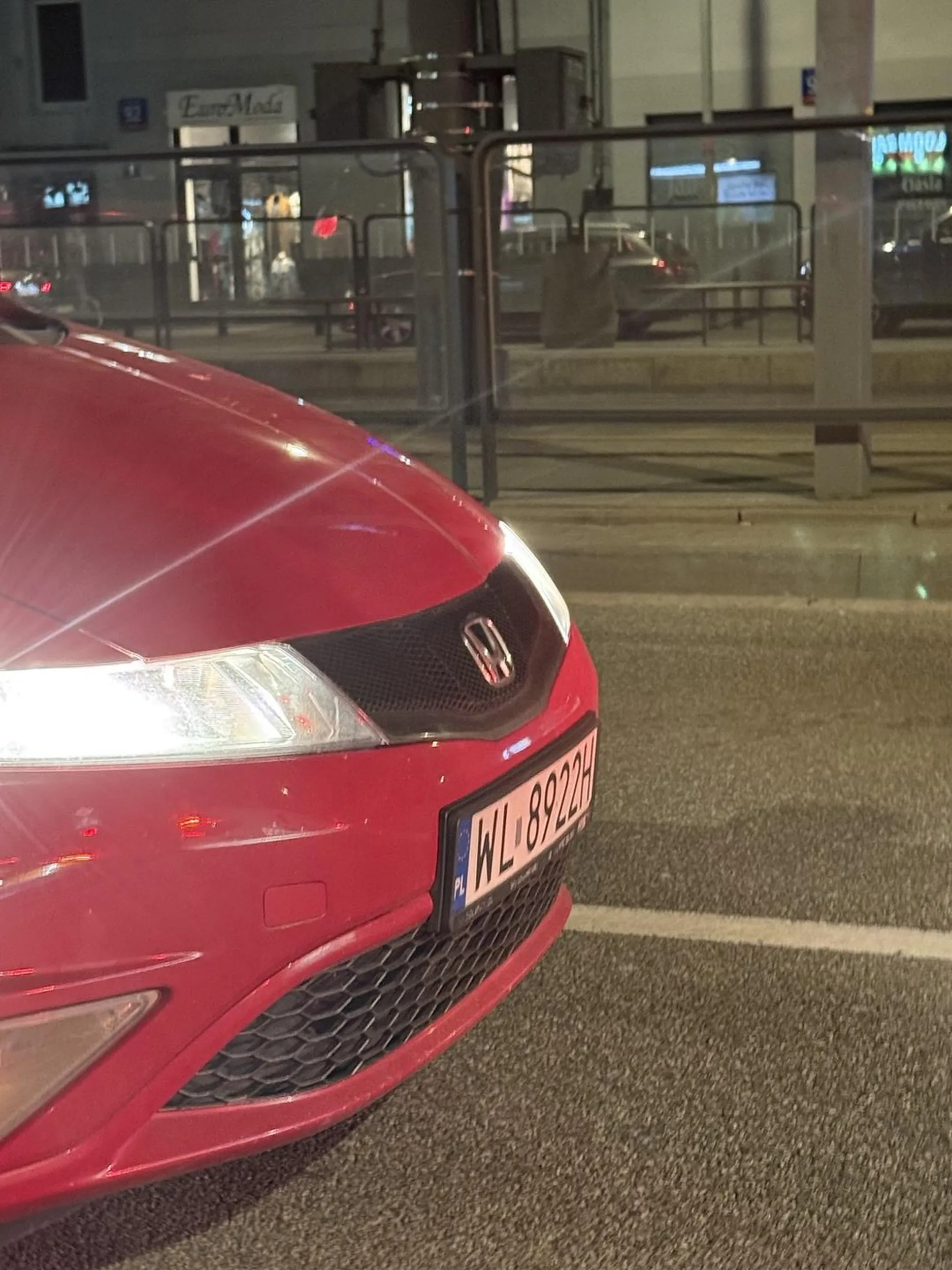 Agresywny kierowca w czerwonej Hondzie CIVIC groził mi dziś bronią na światłach na ul. Puławskiej. Sprawa zgłoszona na policji, mam nadzieję że znajdzie swój finał w sądzie.