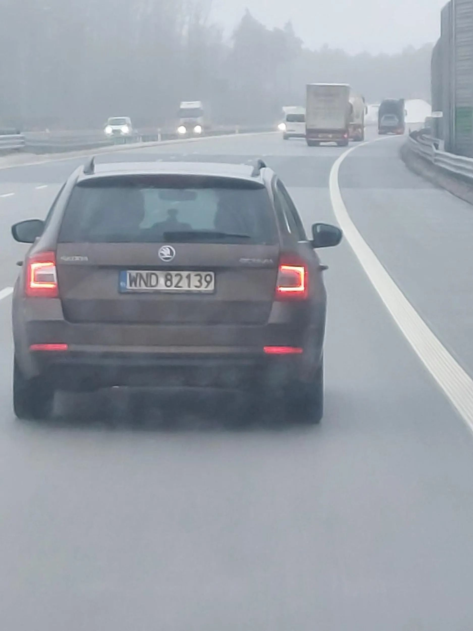 Autostrada A1 w kierunku Katowic MOP Stoicko Zachodnie. Kierowca pijany jak bela. Uważajcie na niego