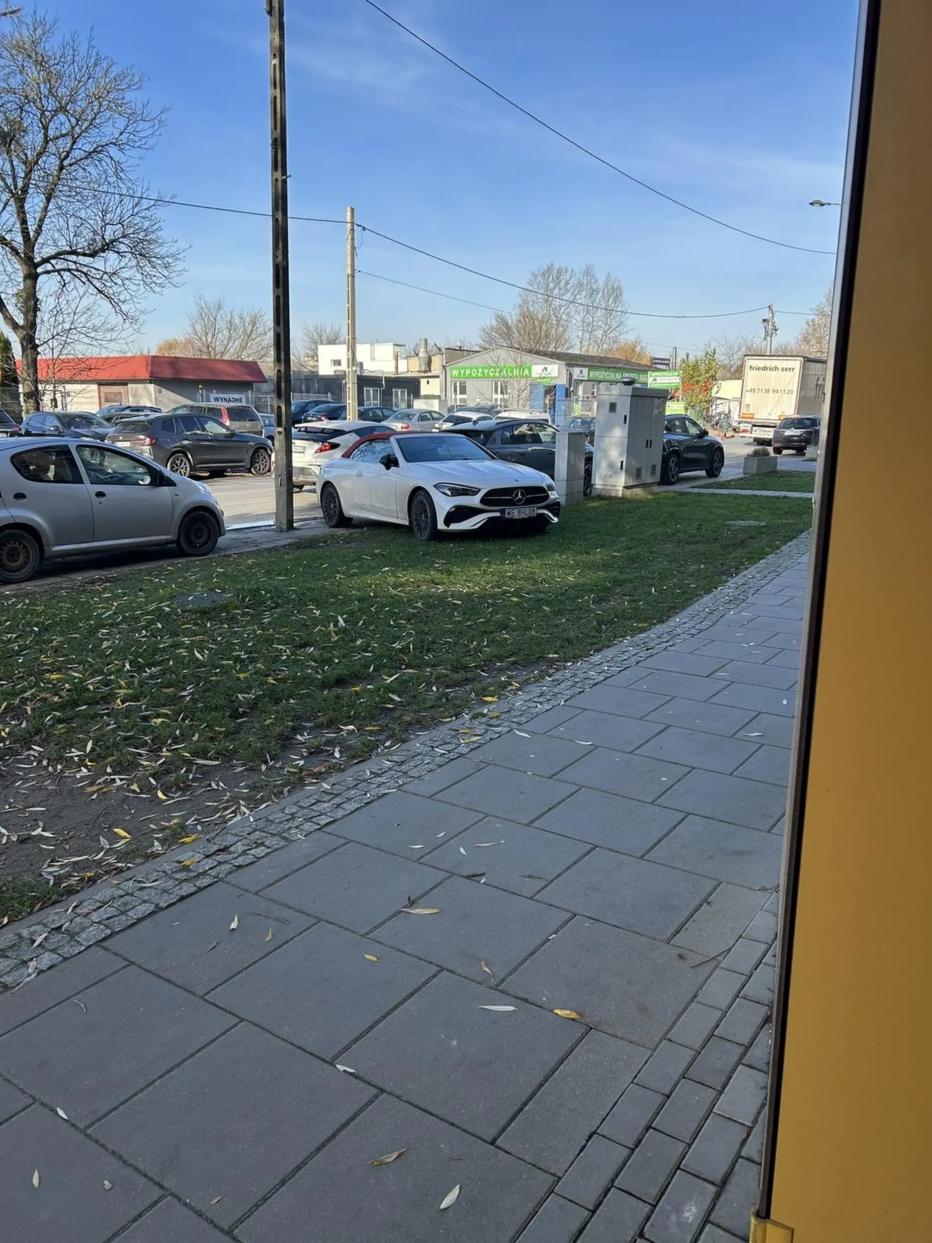 Biedaka z mercedesa nie stać na miejsce parkingowe w garażu podziemnym i nagminnie parkuje na trawniku i na całym chodniku blisko przejścia dla pieszych