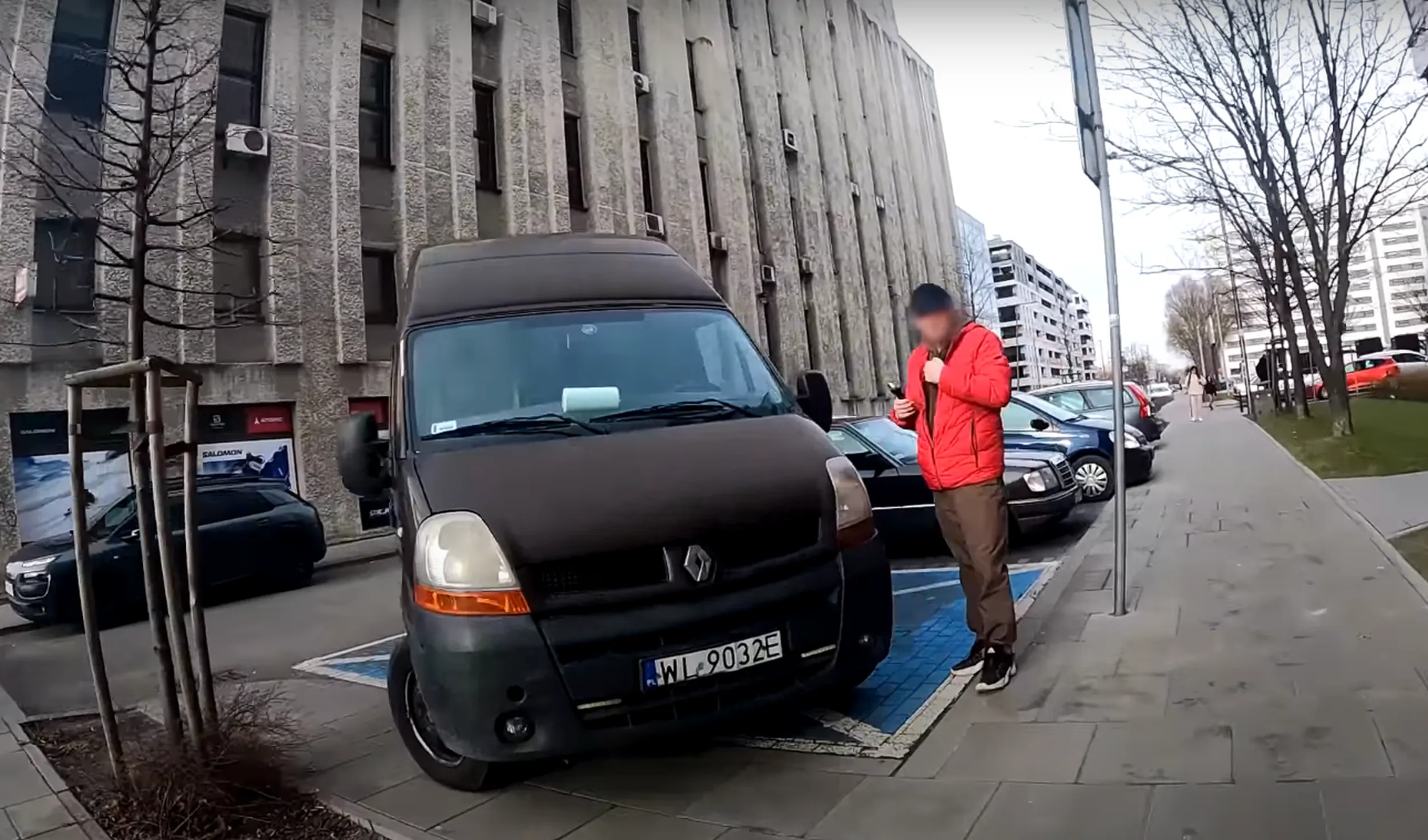 Parkuje na miejscu dla niepełnosprawnych