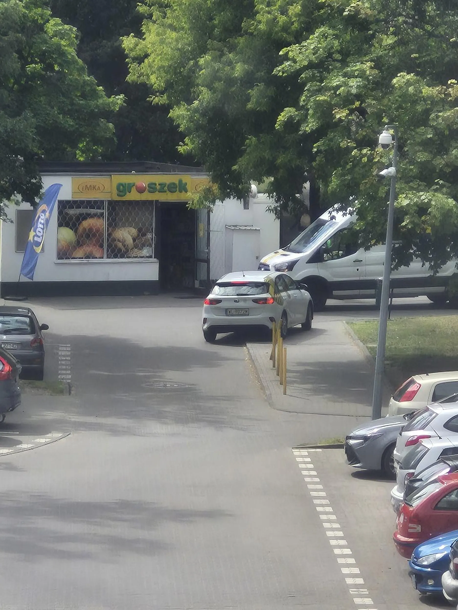 Włączenie świateł awaryjnych nie upoważnia do parkowania na chodniku i blokowania przejazdu!