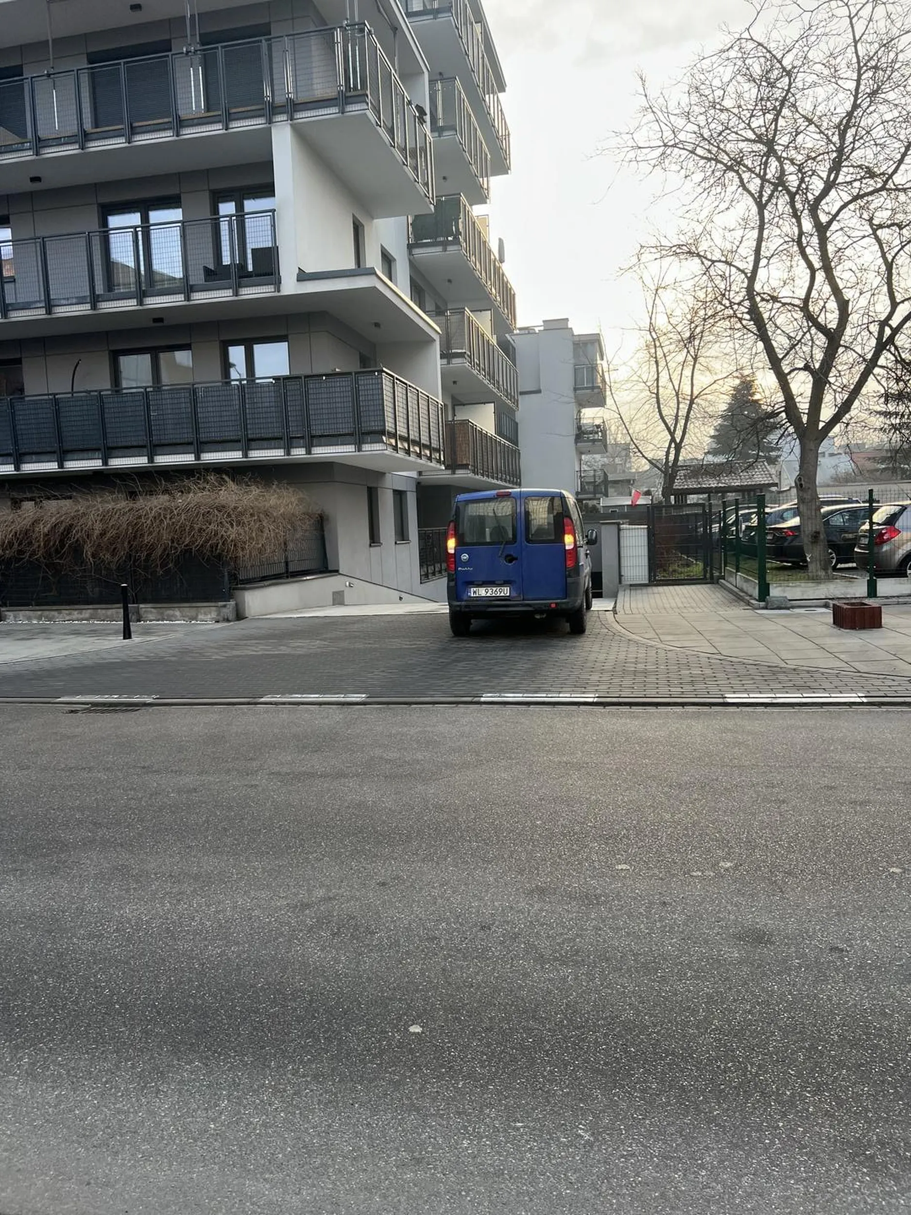 Dziękujemy za zostawienie miejsca na wyjazd samochodów z garażu