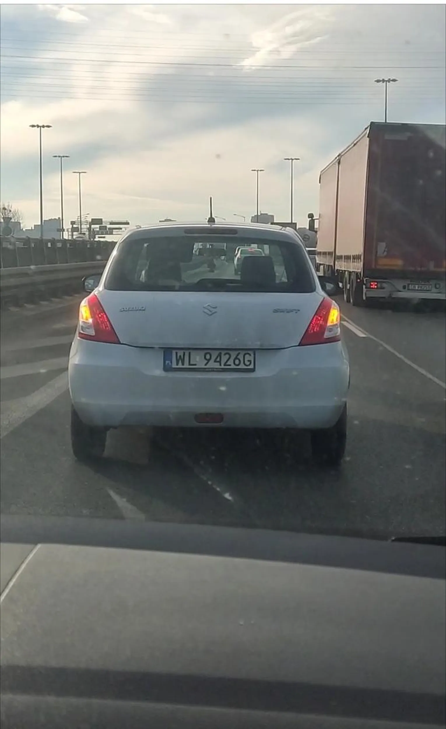 Podzielam zdanie z poprzedniego komentarza. Pani jest bardzo wredna trąbi miga światłami i zarzuca blokowanie lewego pasa mimo że jechaliśmy zgodnie z przepisami i wyprzedzaliśmy auto z prawego pasa. Gdy już nas wyprzedziła wymachiwała rękami pokazywał jakieś wulgarnego gesty. Jak na dorosłą i dojrzałą kobietę zachowywała się jak małpa w zoo. Nawet pokusiła się o kompletne zablokowanie lewego pasa ruchu tylko po to aby wysiąść do nas i oznajmić nam że za hamownie lewego pasa ruchu jest 5000 złoty i 10 punktów karnych. Wstyd i żenada