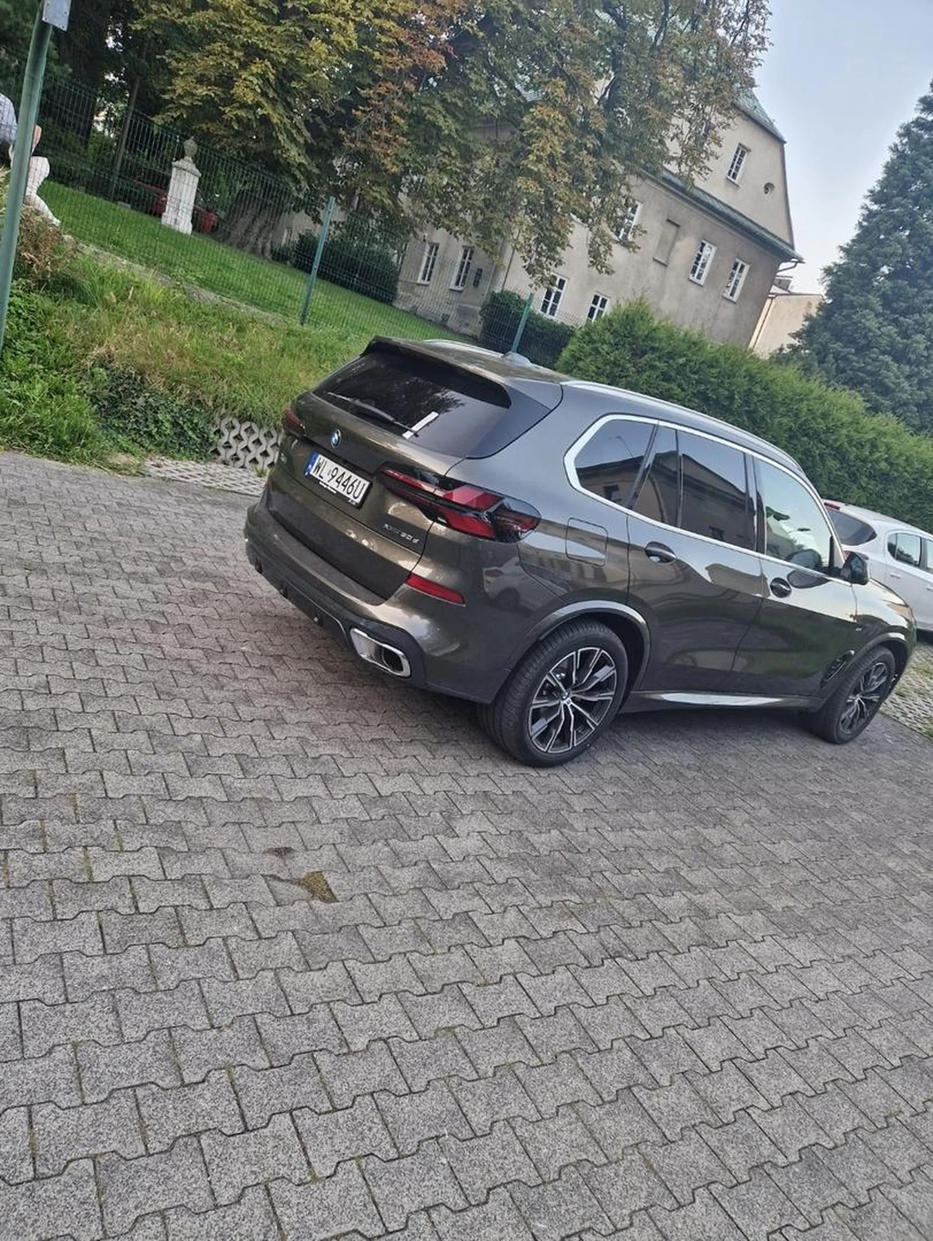 Dramatyczne parkowanie na srodku parkingu. Proponuje najpierw nauczyc sie parkowac a pozniej kupowac takie wielkie auta.