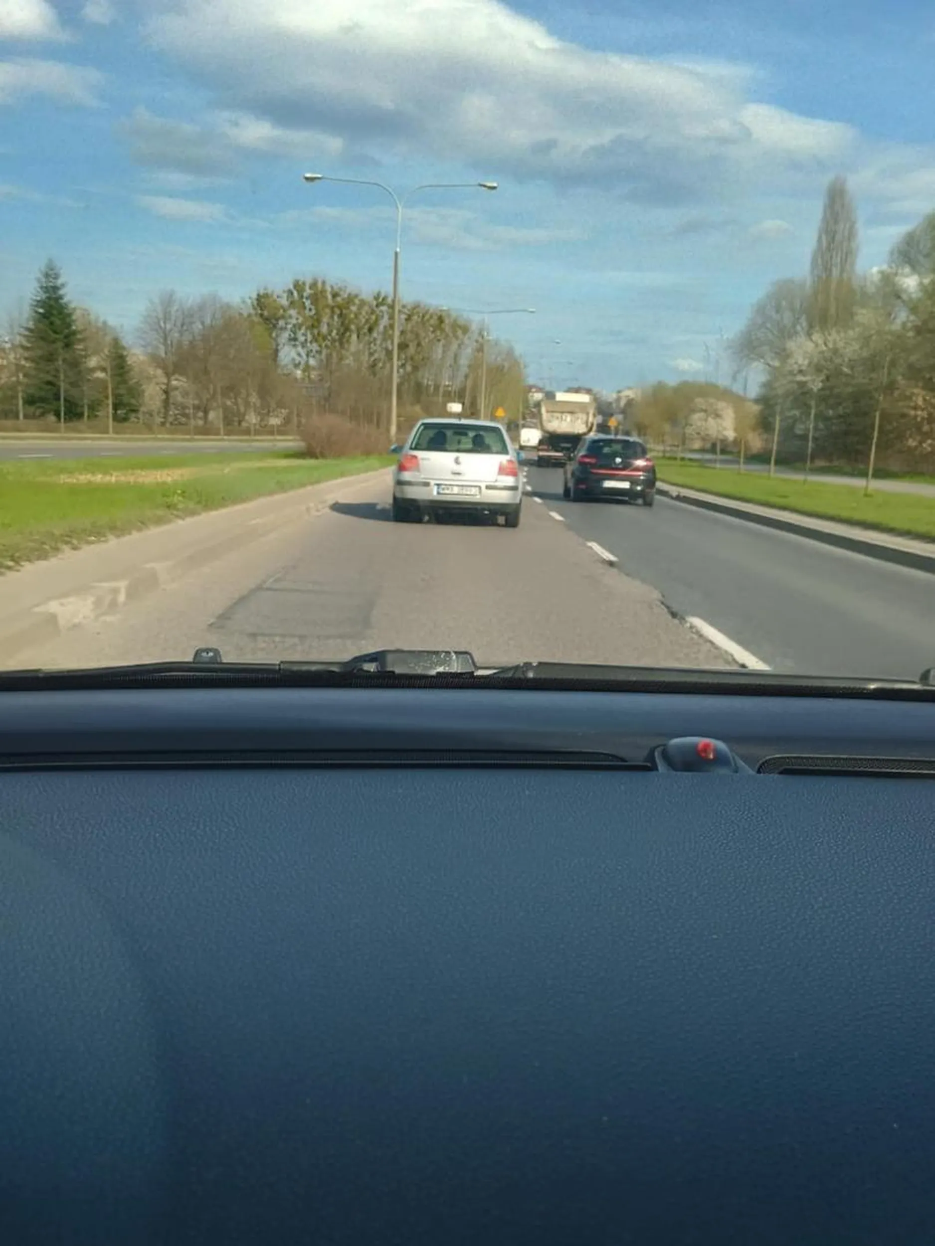 Jak juz sie wpychasz na lewy pas to jedź jak bóg przykazał a nie zapychasz cały pas. Może siusiak kolegi był taki zajmujący że zapomniałeś jak sie jeździ, to by wyjaśniało też nagłe hamowania i delikatne skręty. Najwidoczniej kumpel ma sprawny język. A wisienką na torcie jest sytuacja gdzie zamiast zmienić pas ruchu na prawy. Perfidnie i chamsko wepchnąłeś się z lewego.