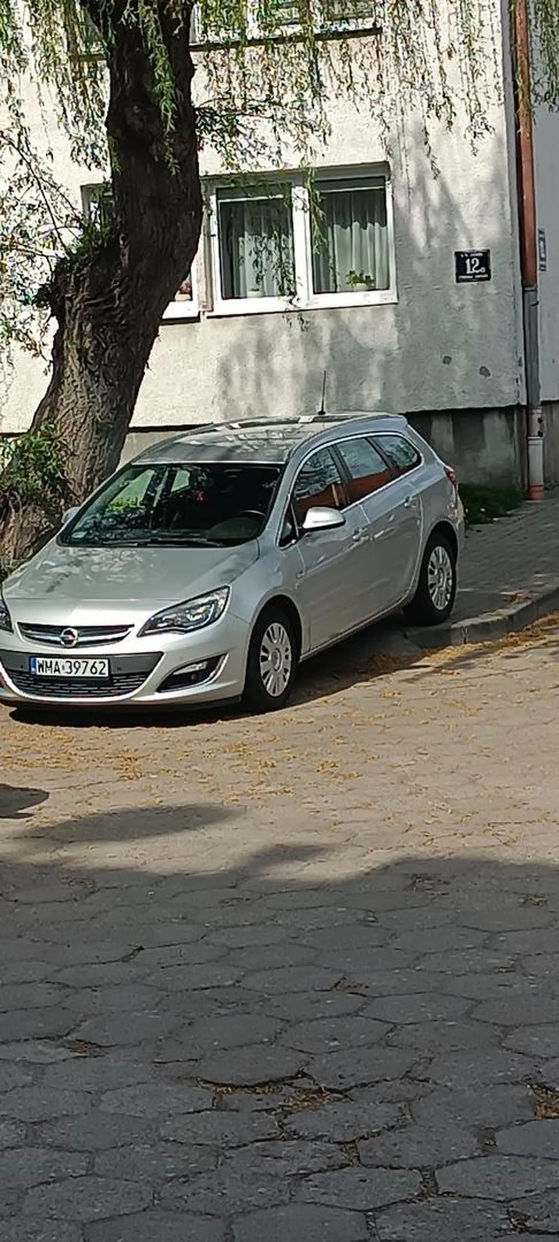 Pan chyba za mało miejsca miał i musiał na chodniku zaparkować ?