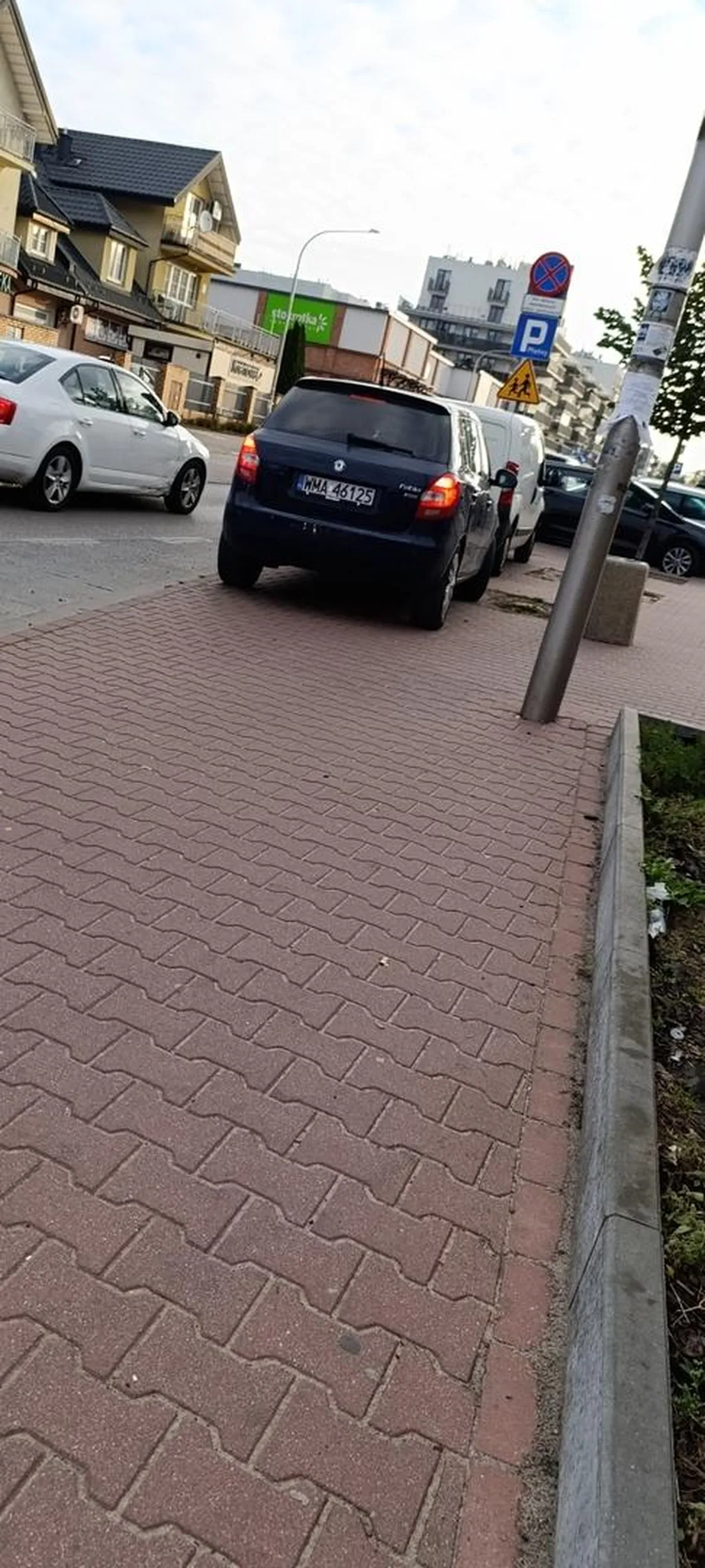 Zabawna Pani :) zaparkowała w niedozwolonym miejscu żeby odprowadzić Bombelka do szkoły, a gdy zobaczyła Straż Miejską obok, to wróciła do samochodu i magicznym sposobem mogła zaparkować 10 metrów dalej na legalnym miejscu, brawo dla Pani :P Radzę Pani szukać ZAWSZE odpowiedniego i legalnego miejsca do parkowania ;) pozdrawiam