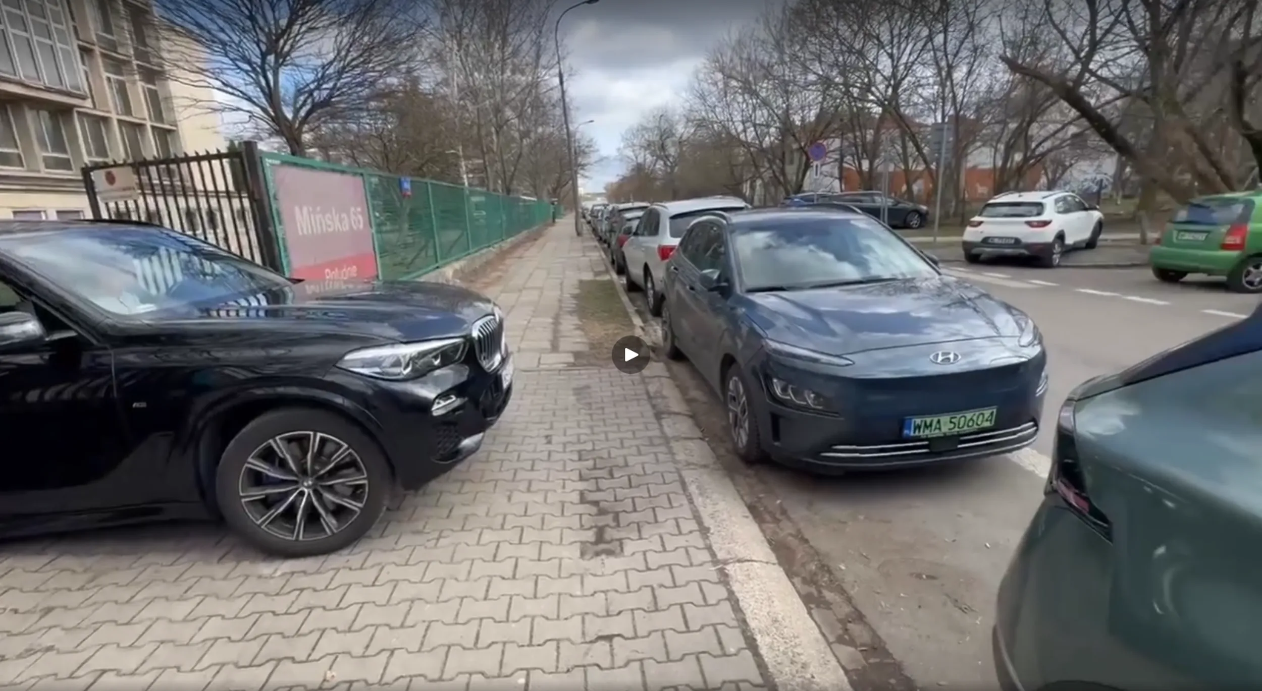 Gratulacje dla wybitnego kierowcy, który zablokował OTWARTĄ BRAMĘ WJAZDOWĄ na teren budybku przy Mińskiej 65. Za każdym razem ludzka głupota potrafi zaskoczyć jak widać, ale czego się spodziwać po osobie która kupiła elektrycznego Hyundaia