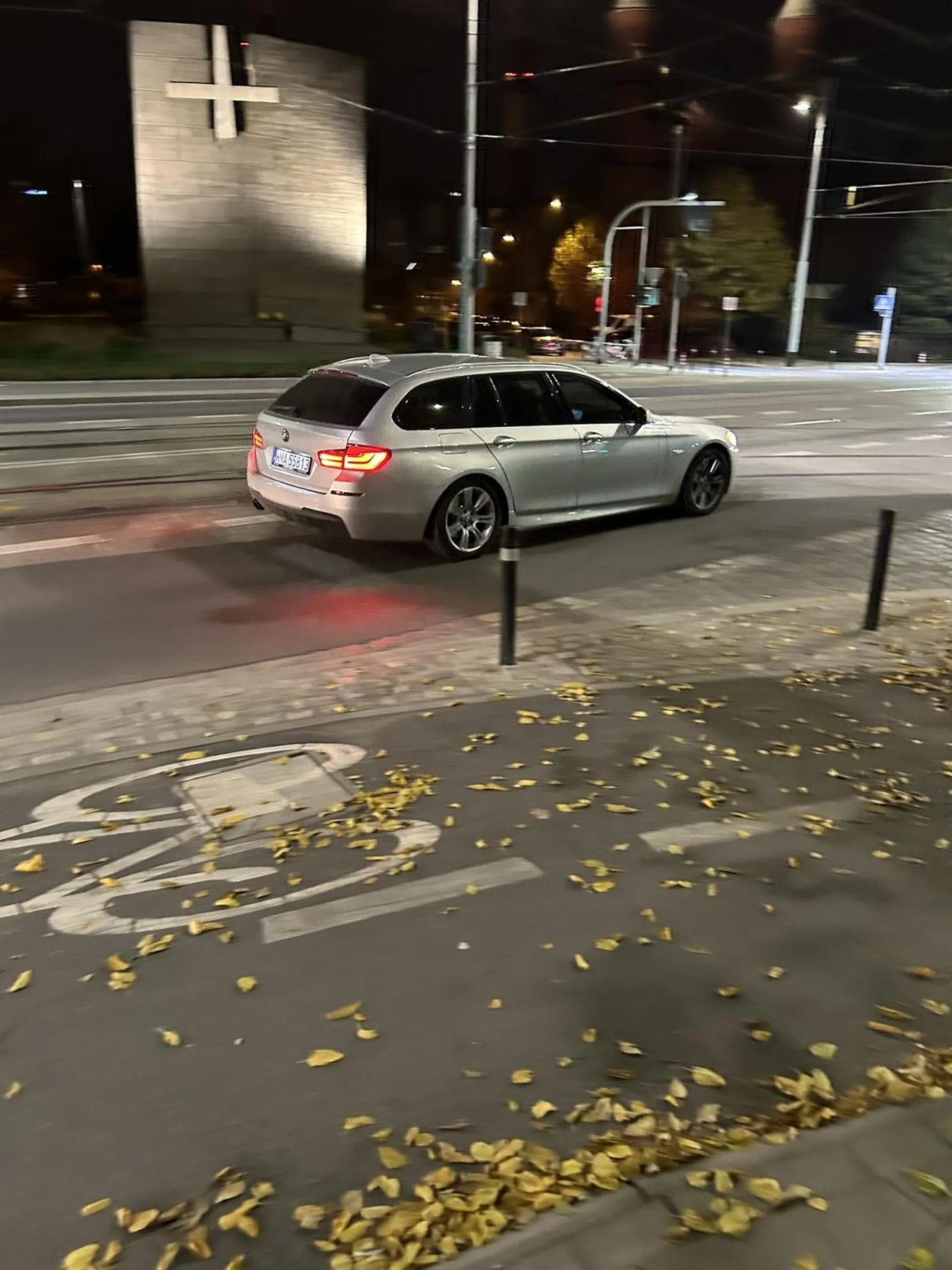 W życiu nie widziałem takiego świra. Prawie rozjechał ludzi wysiadających prawidłowo z autobusu. Trąbił jak szalony. Przejechał na czerwonym świetle, potem prawie zderzył się na zakręcie z tym samym autobusem. Nafurany albo bezmózg