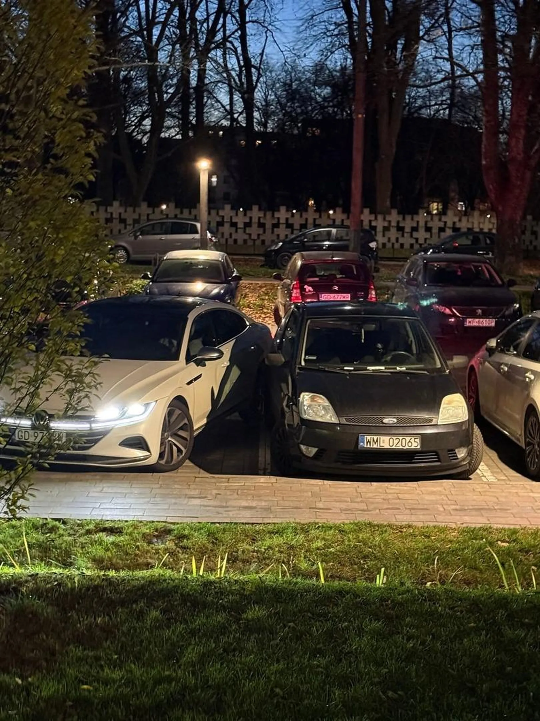 zostałeś obtarty na parkingu przez Arteona 974VW