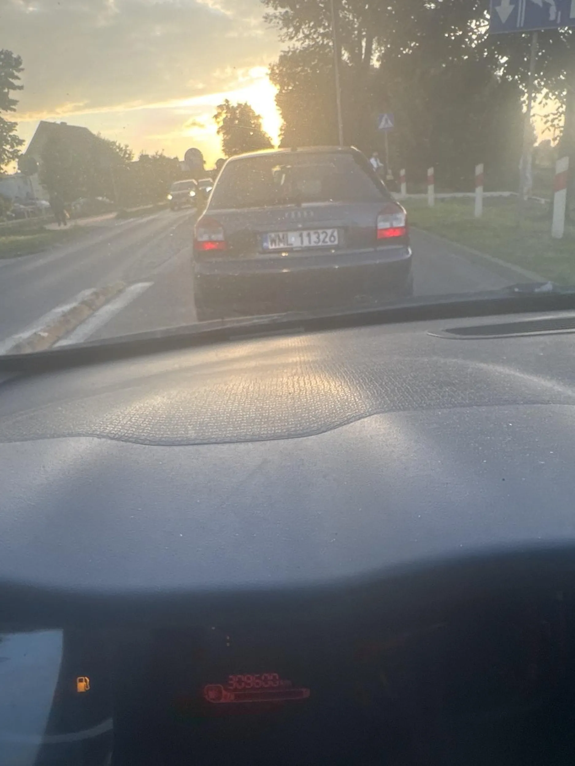 Piękny kierowca rajdowy, prawdopodobnie wymusza ubezpieczenia, Pozdro z pomorza